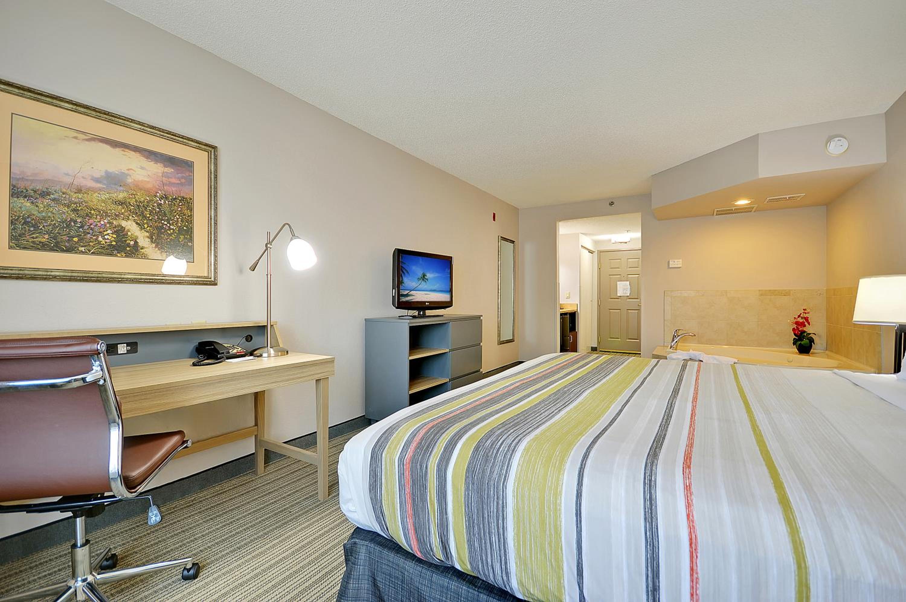 King Suite with Whirlpool - Photo 1
