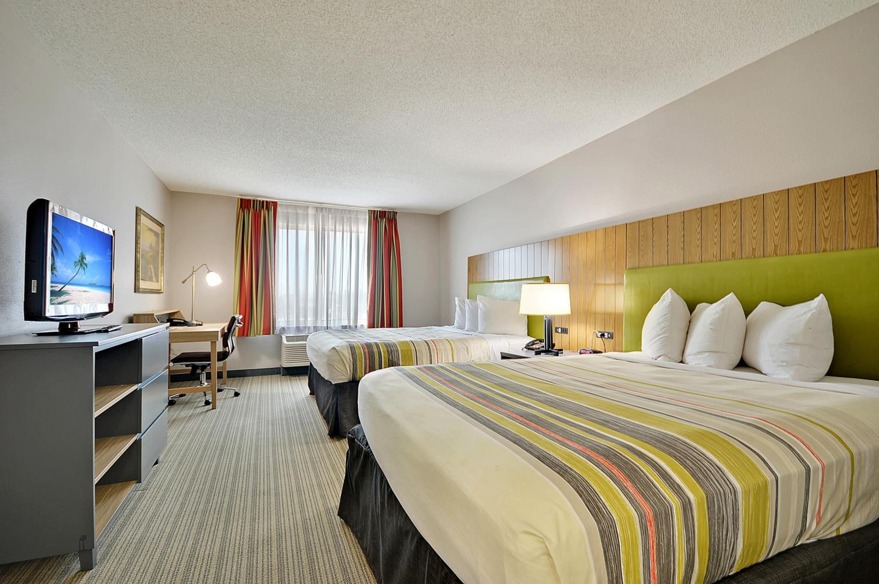 Queen Room with Two Queen Beds - Non-Smoking - Photo 1