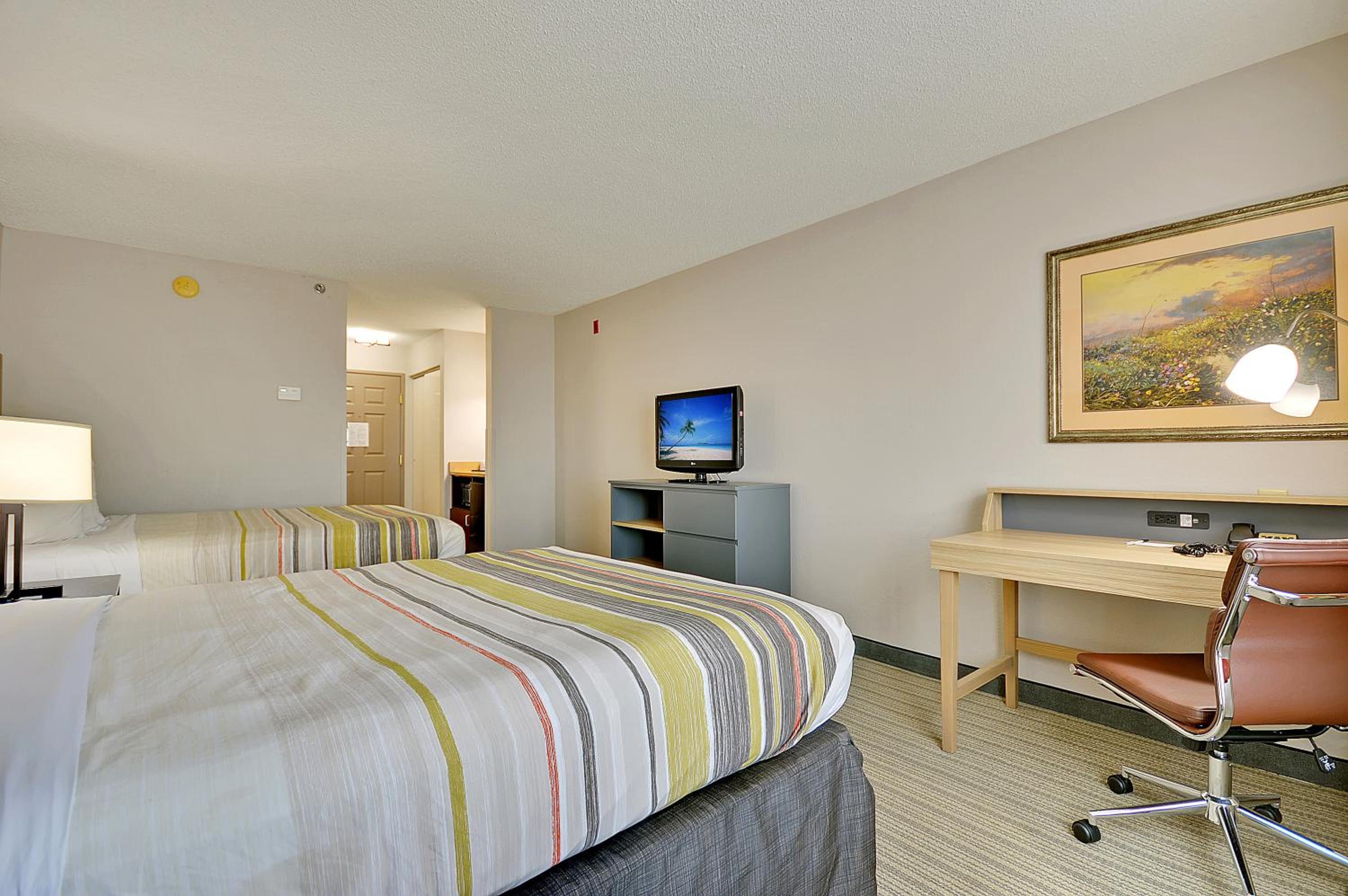 Queen Room with Two Queen Beds - Non-Smoking - Photo 3