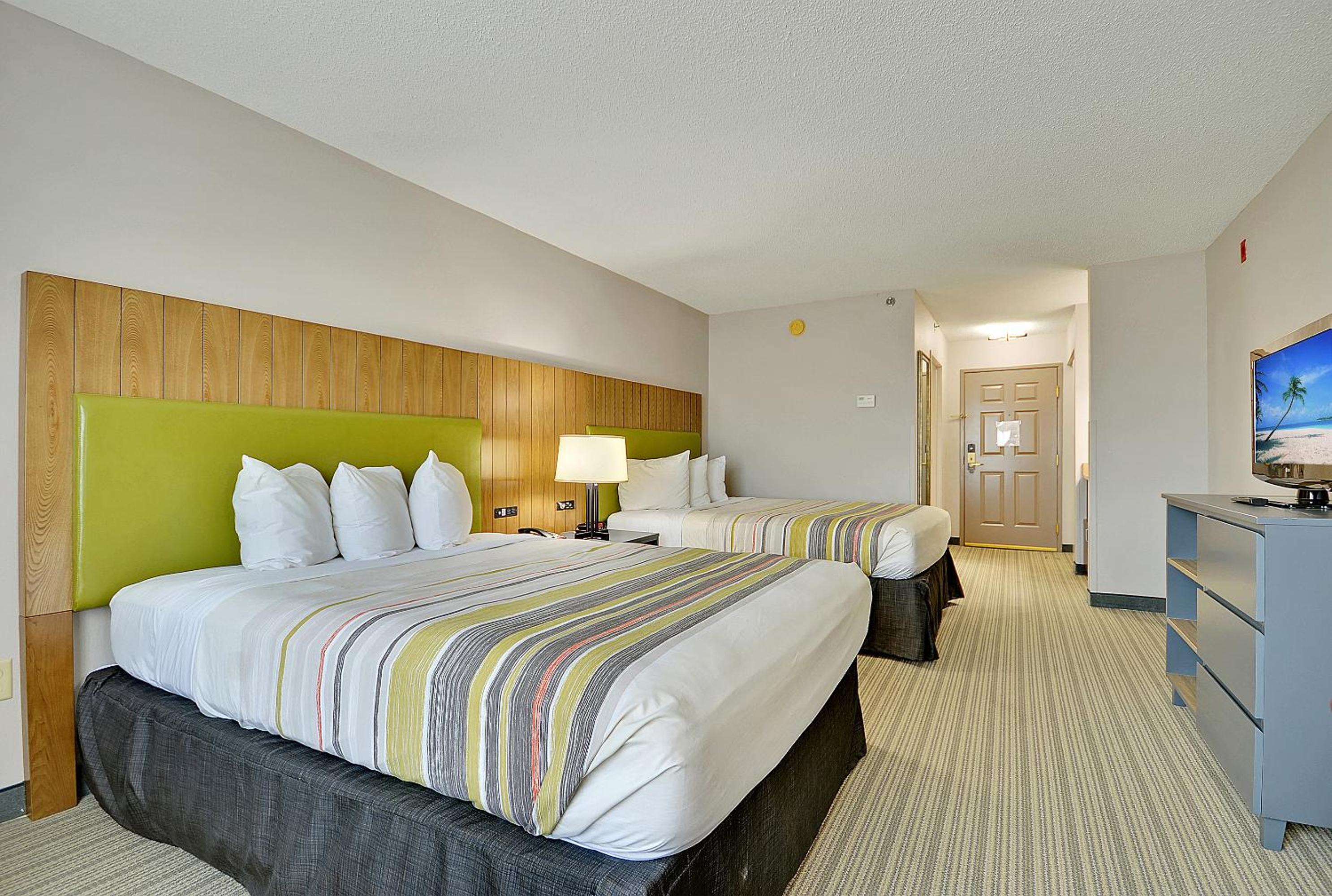 Queen Room with Two Queen Beds - Non-Smoking - Photo 4
