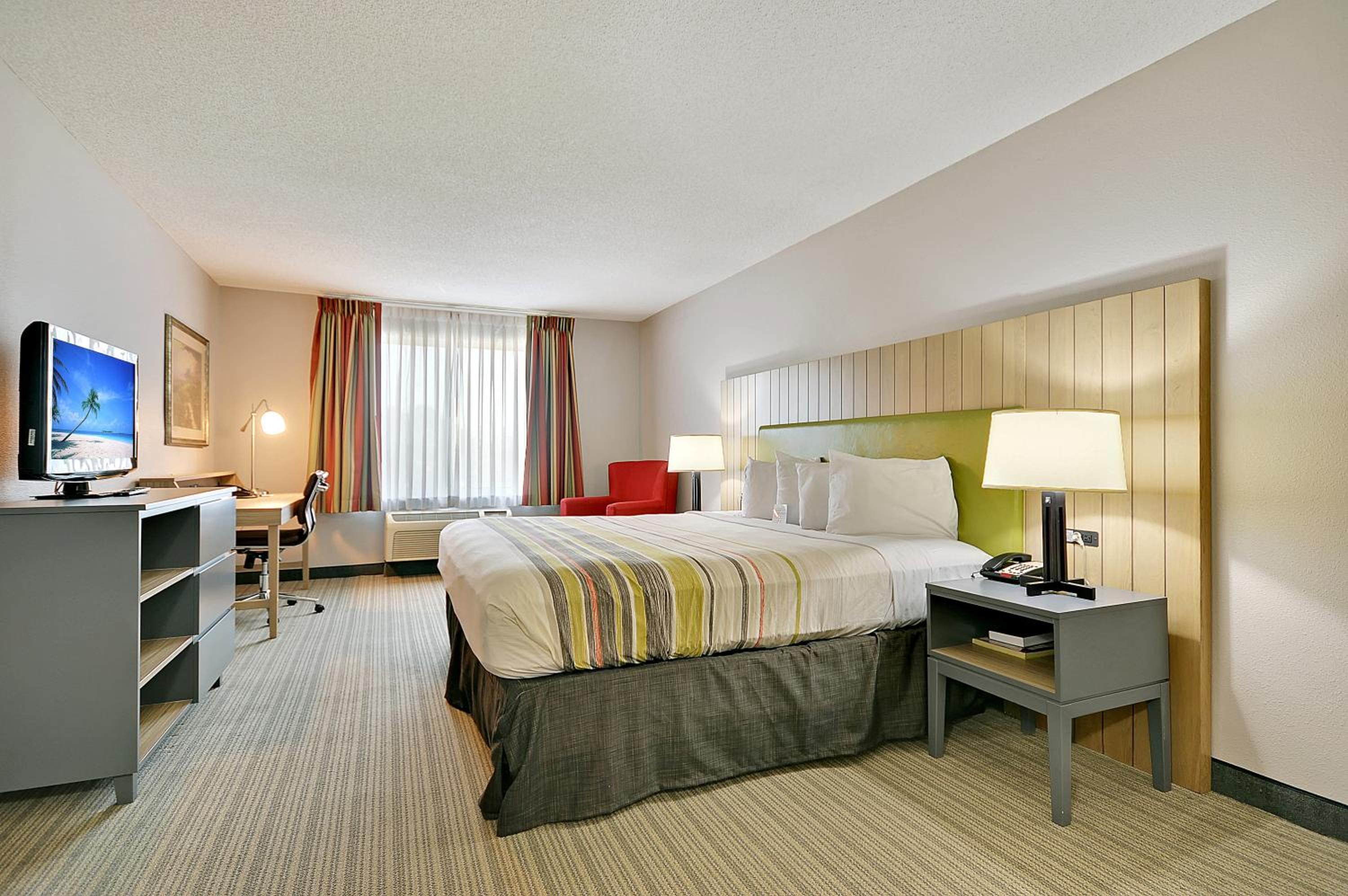King Guest Room - Non-Smoking - Photo 3