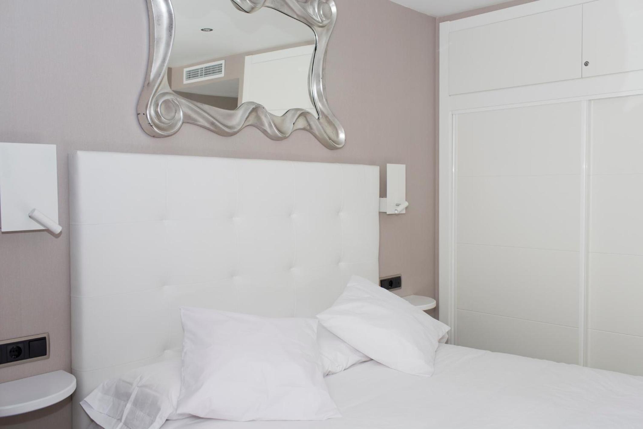 Deluxe Double or Twin Room with City View photo 2