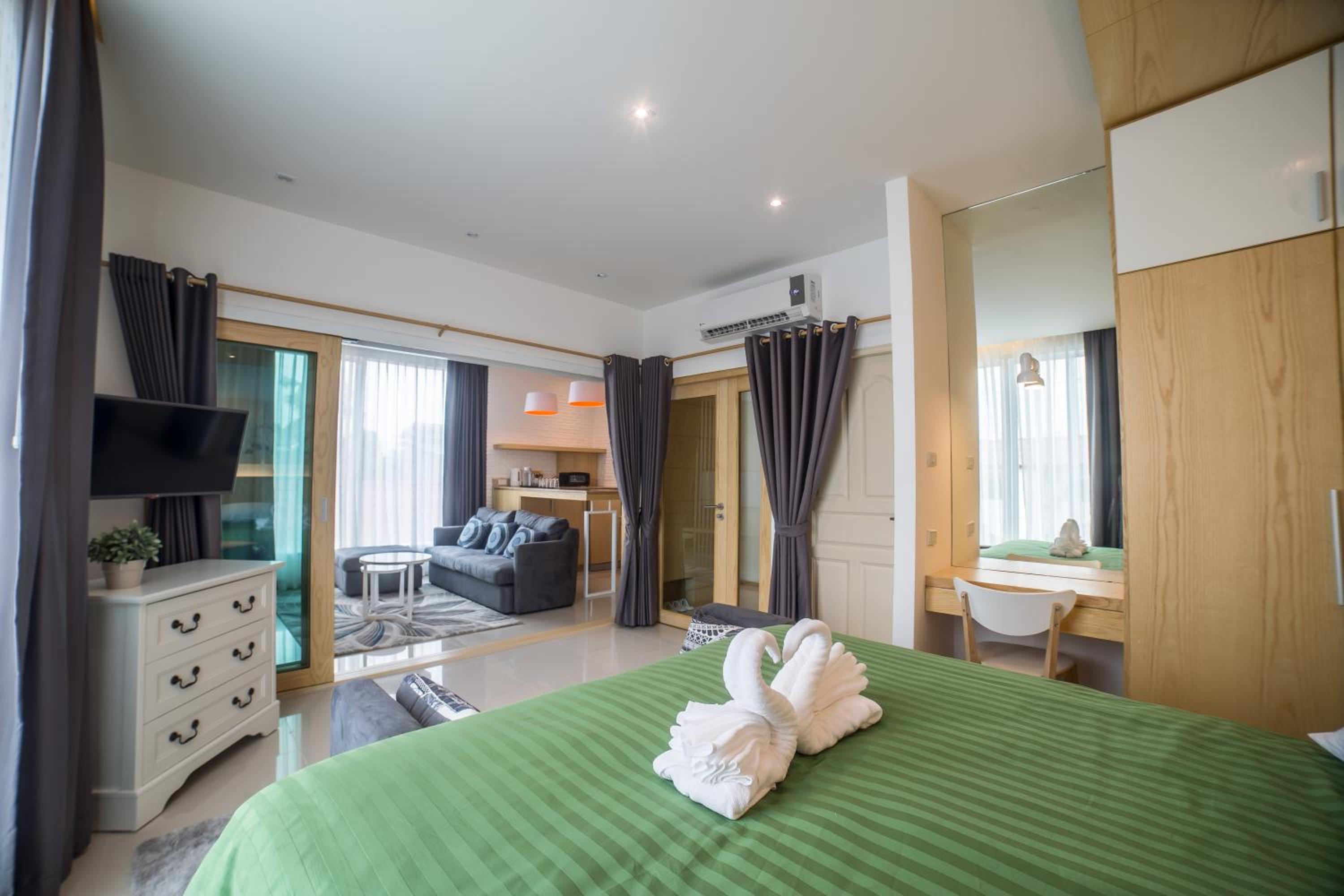 Deluxe King Suite photo 3