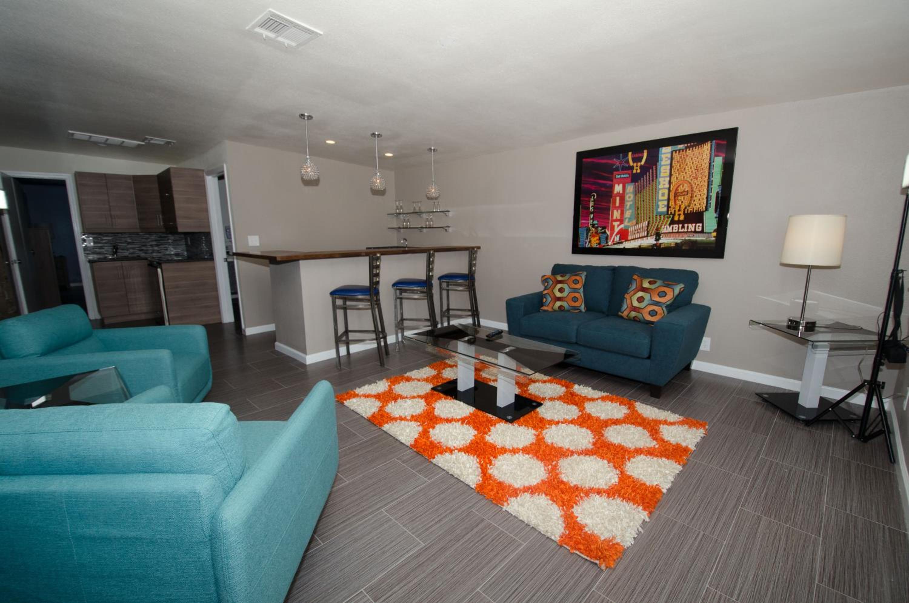 Pool Suite - Photo 3