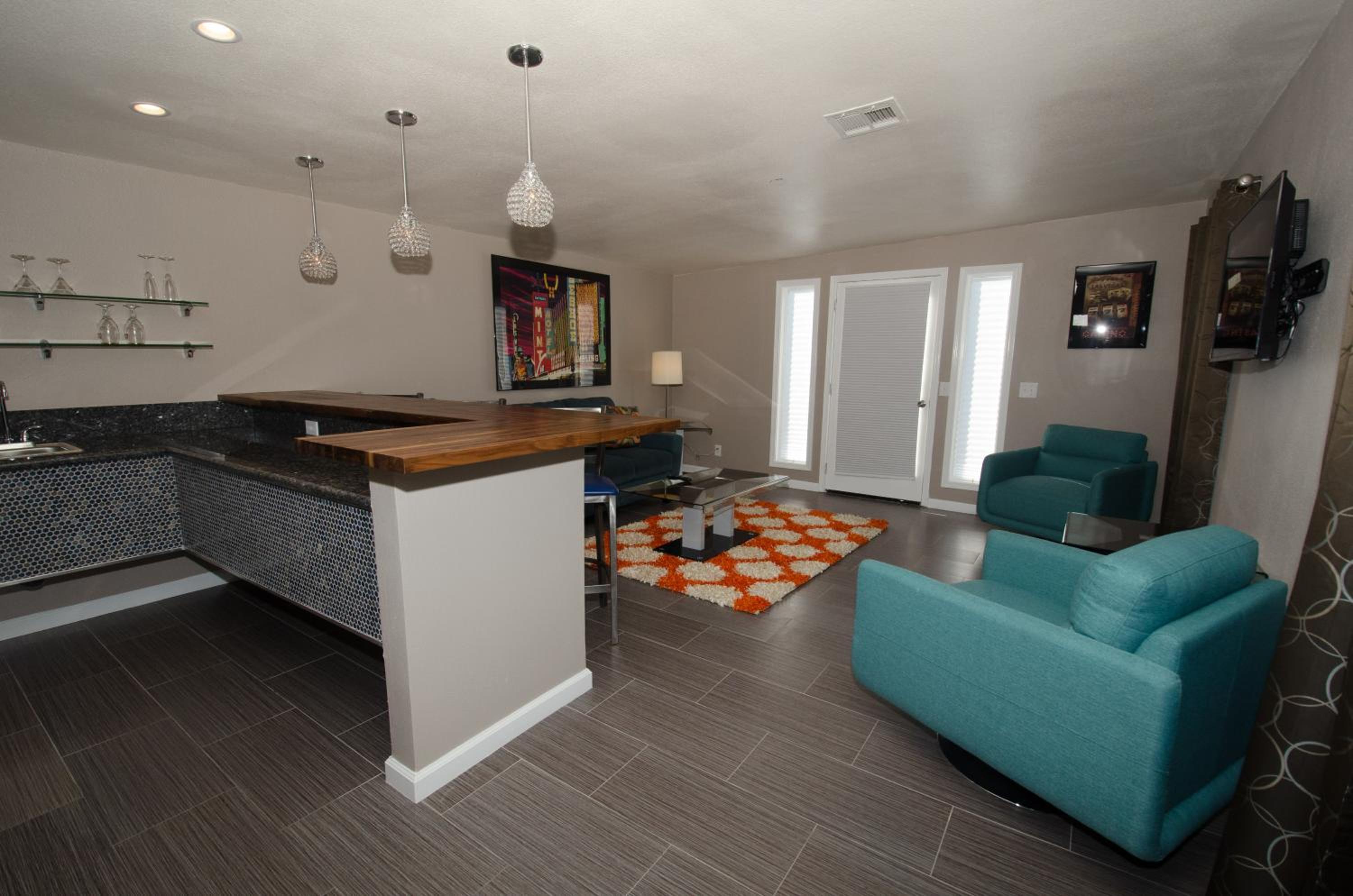Pool Suite - Photo 1
