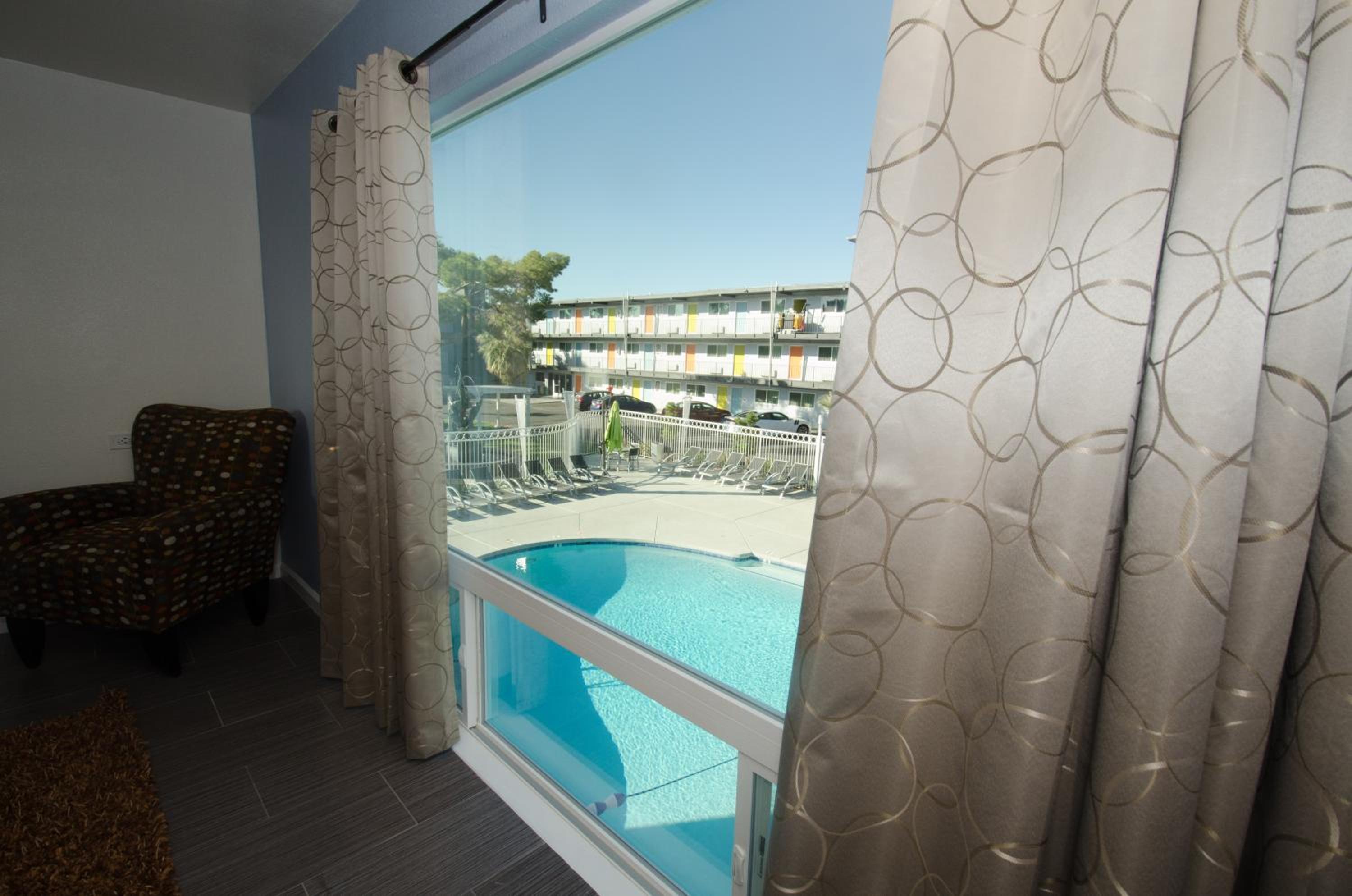 Pool Suite - Photo 4