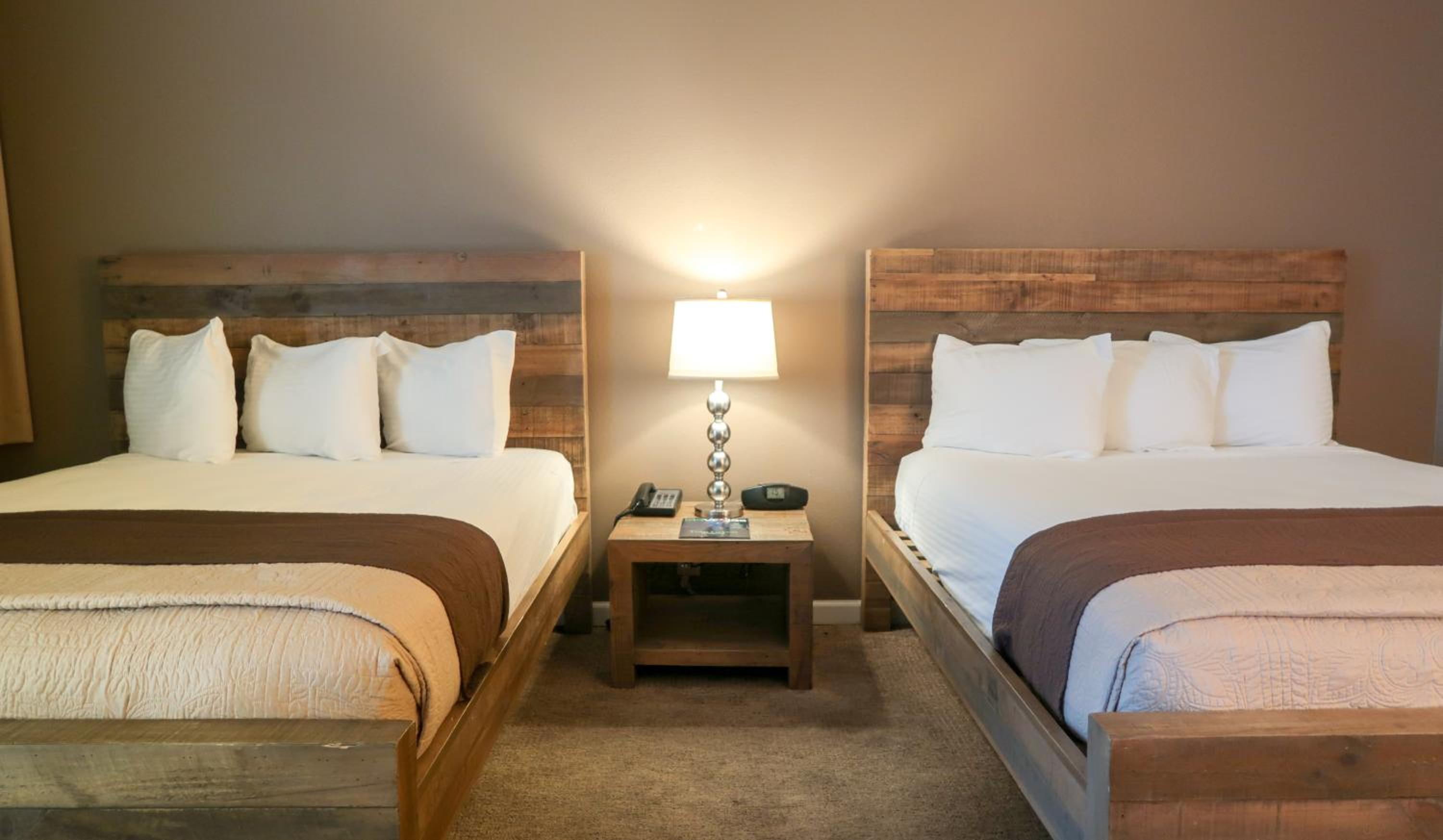 Standard Queen Room with Two Queen Beds - Photo 3