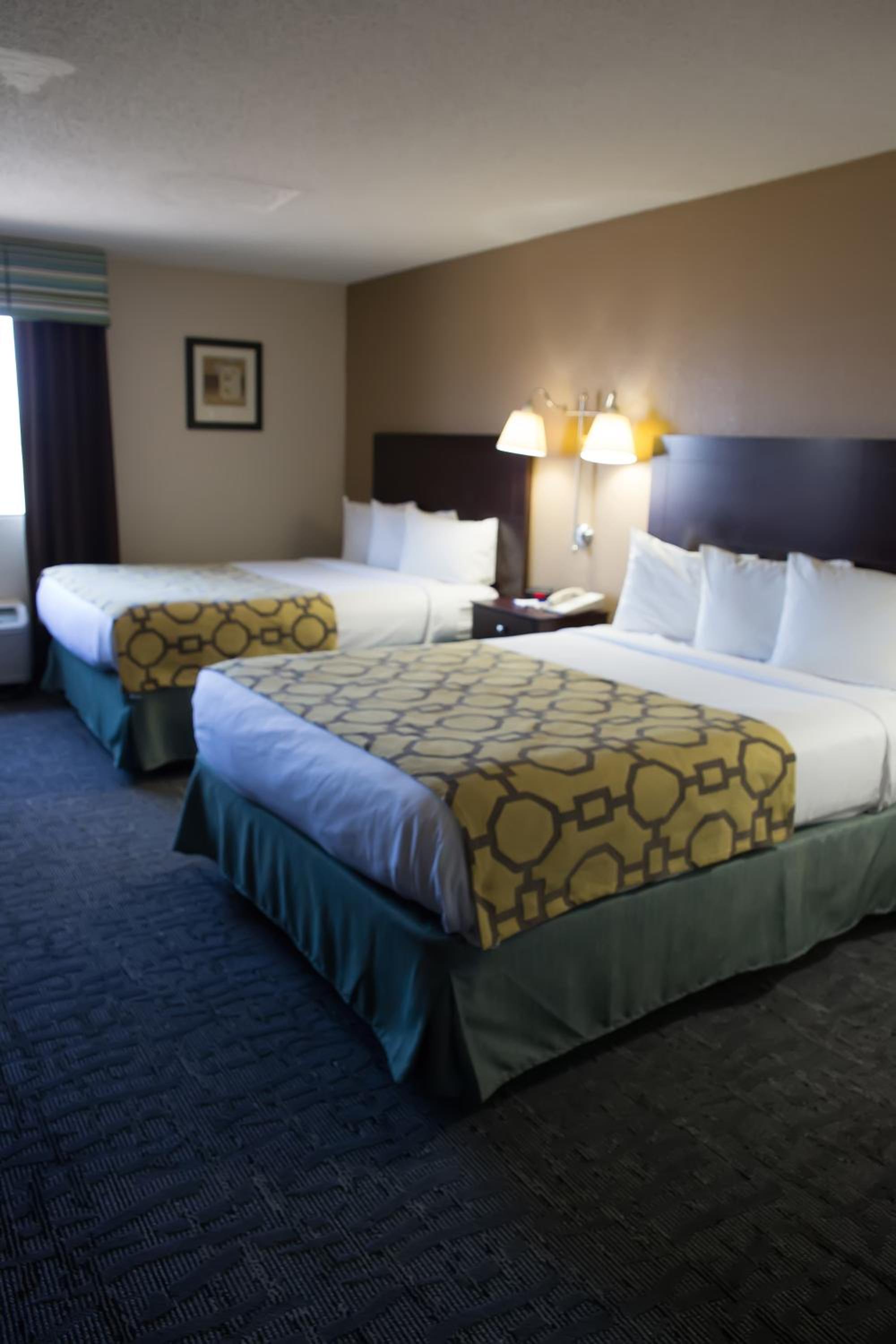 Queen Room with Two Queen Beds - Non-Smoking - Photo 2