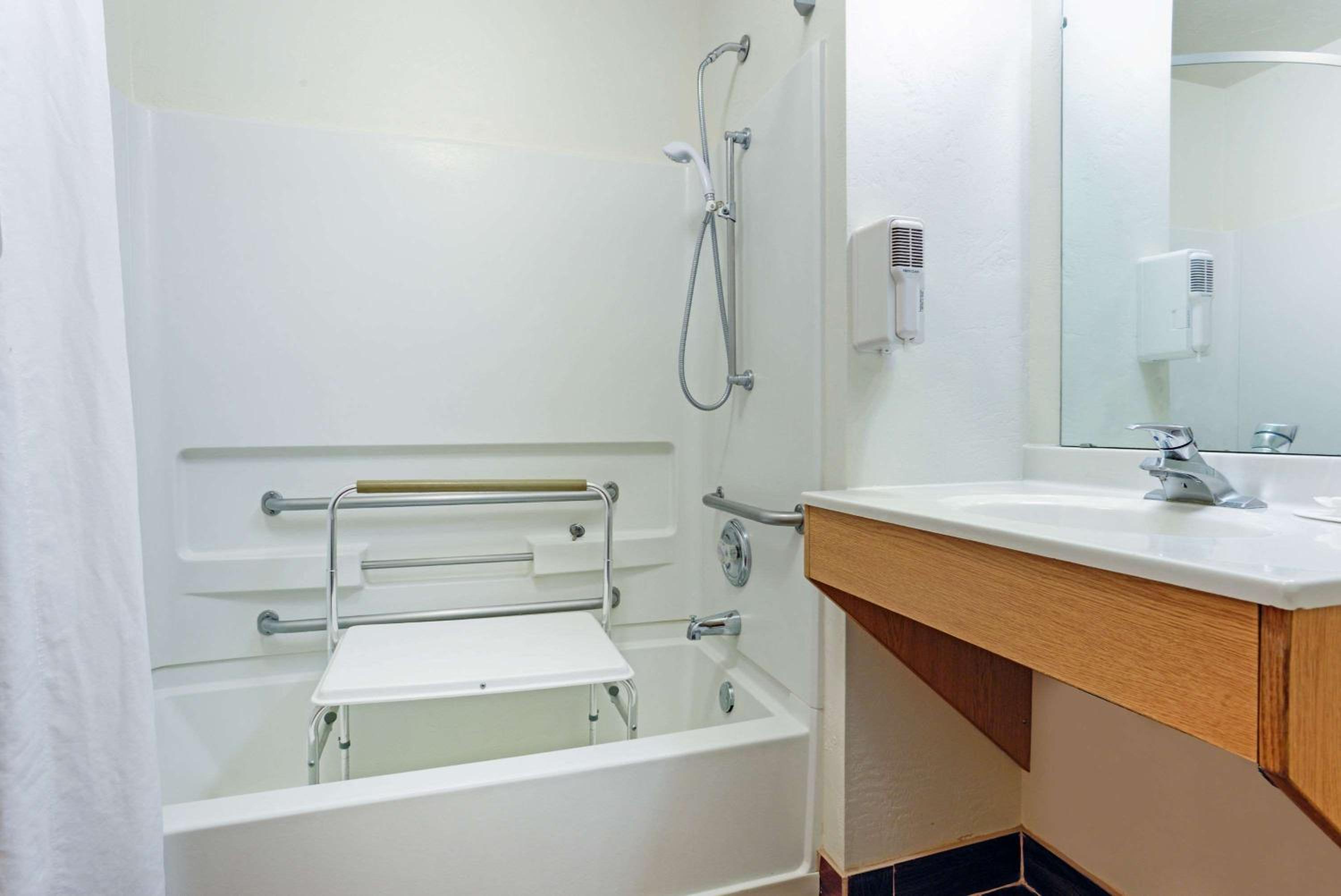 Queen Room - Disability Access - Non-Smoking - Photo 7