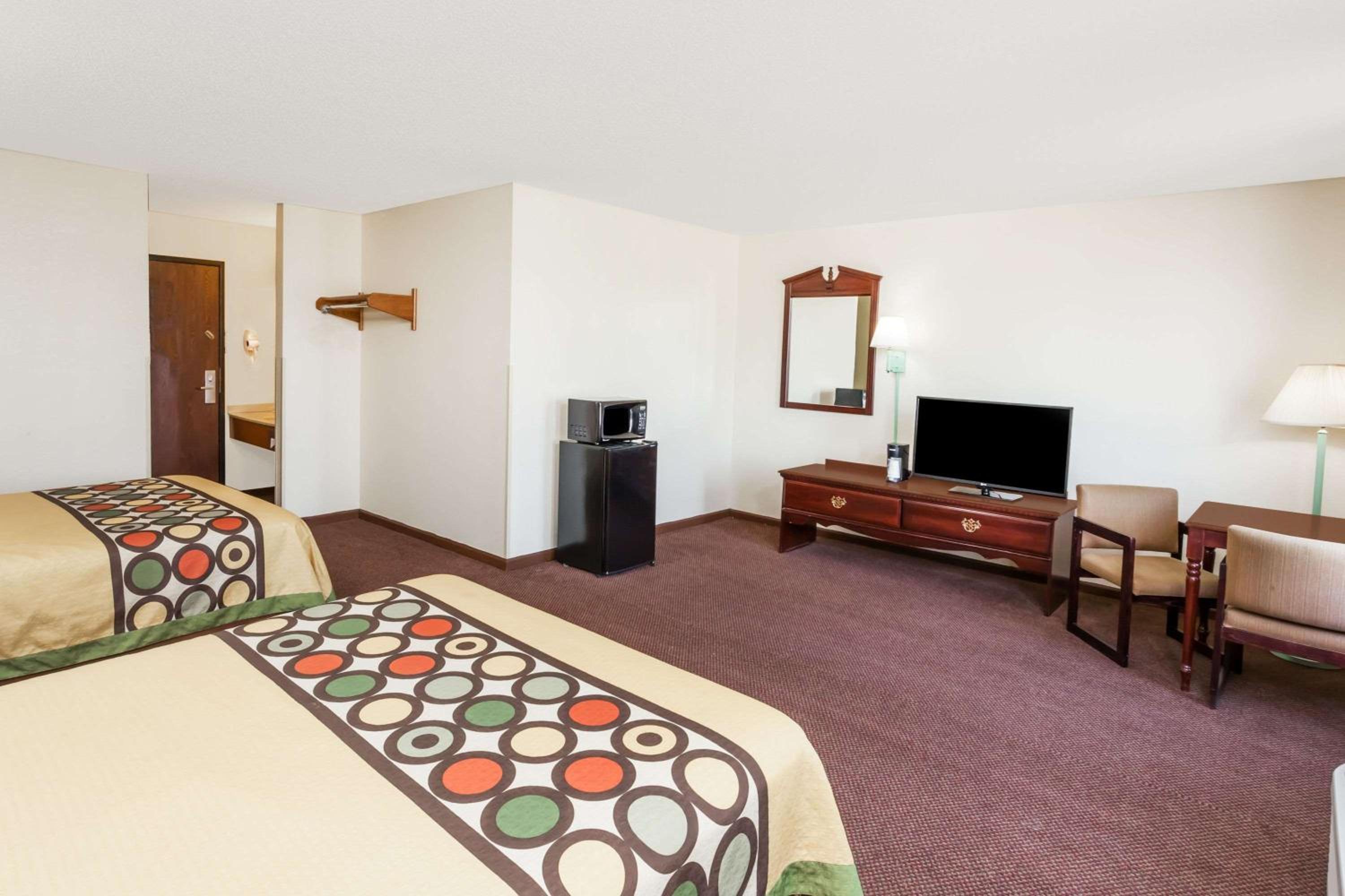 Studio Queen Suite with Two Queen Beds - Non-Smoking - Photo 3