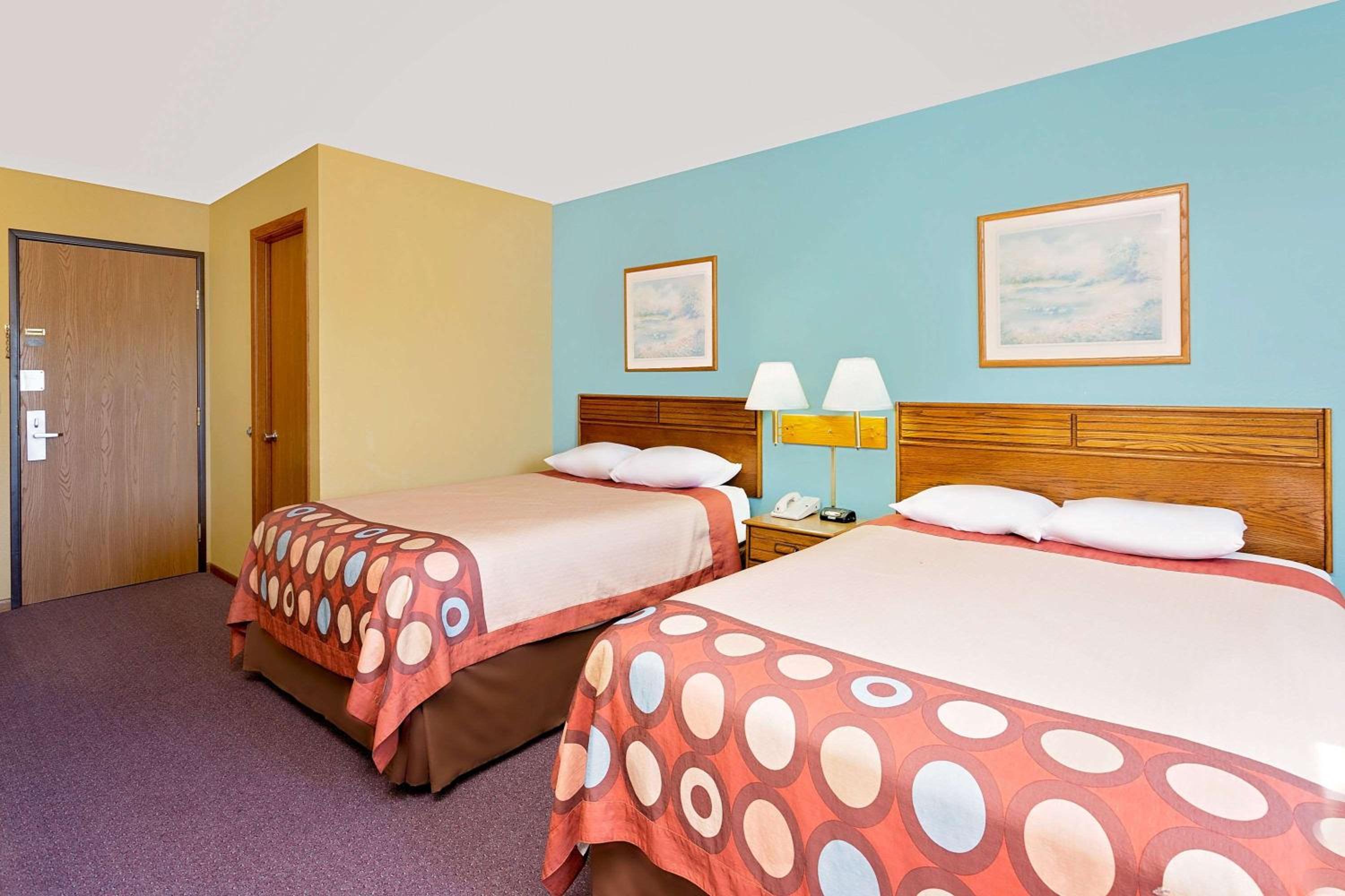 Queen Room with Two Queen Beds - Non-Smoking - Photo 2