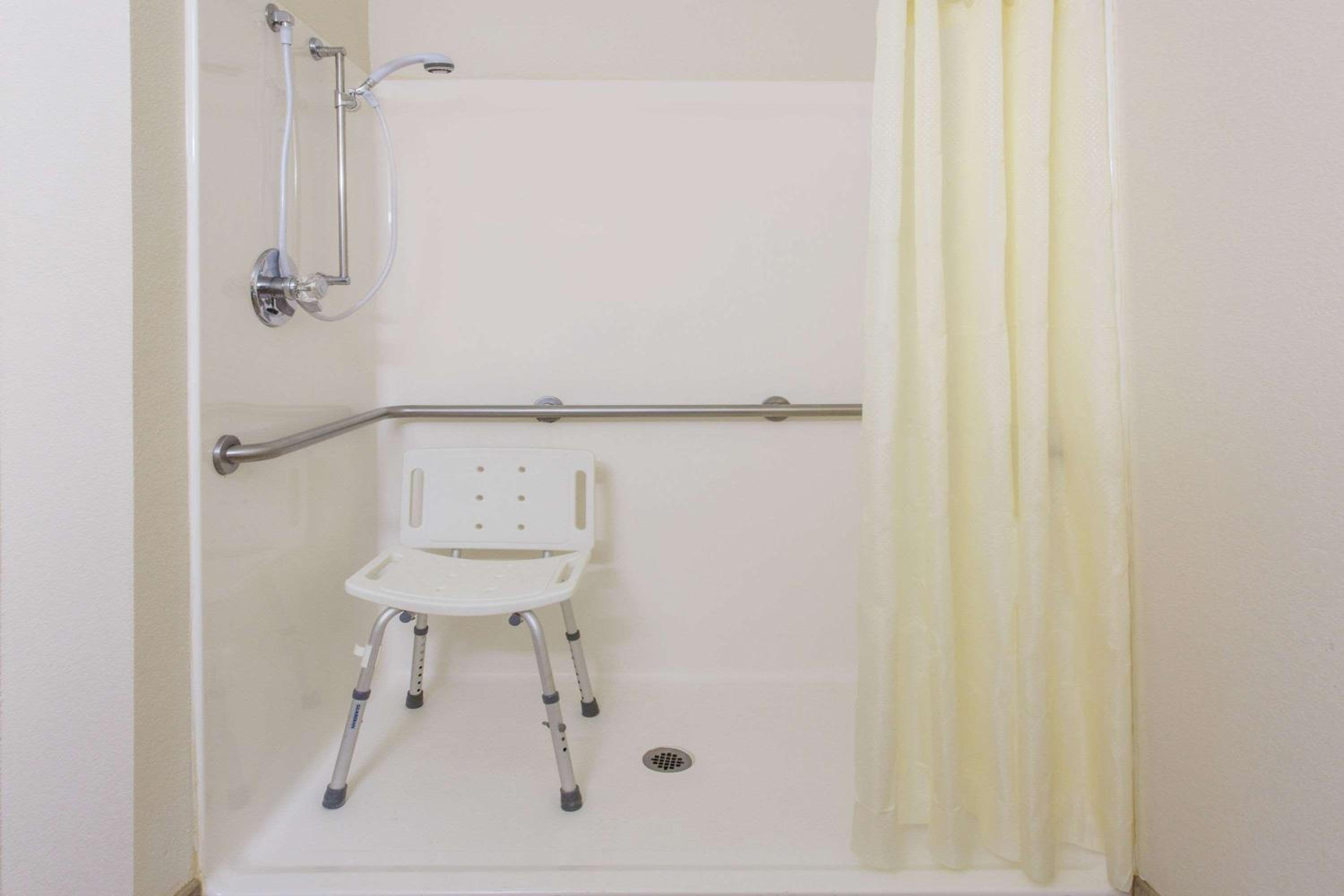 Queen Room - Disability Access - Non-Smoking - Photo 2