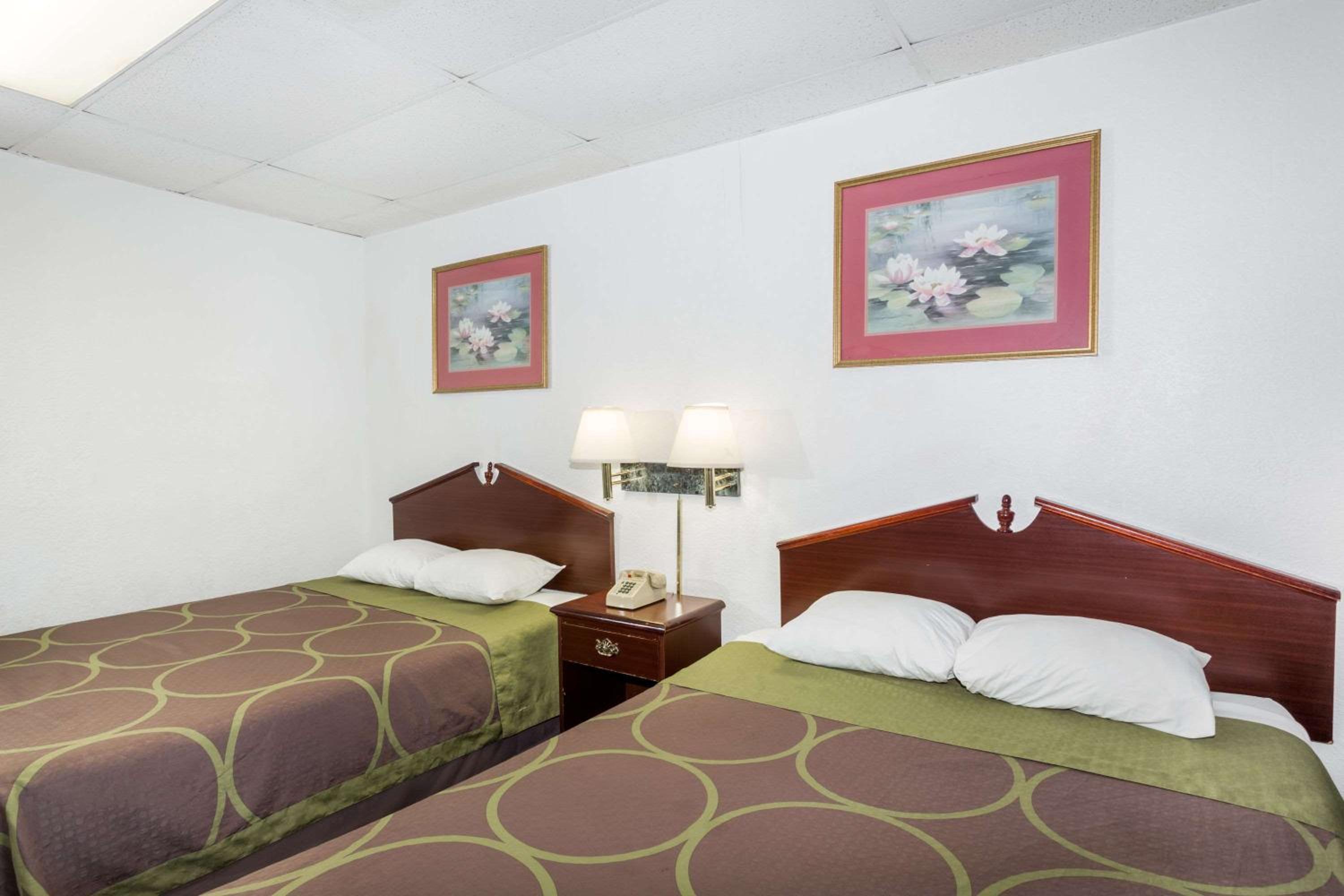 Queen Room With Two Queen Beds - Smoking