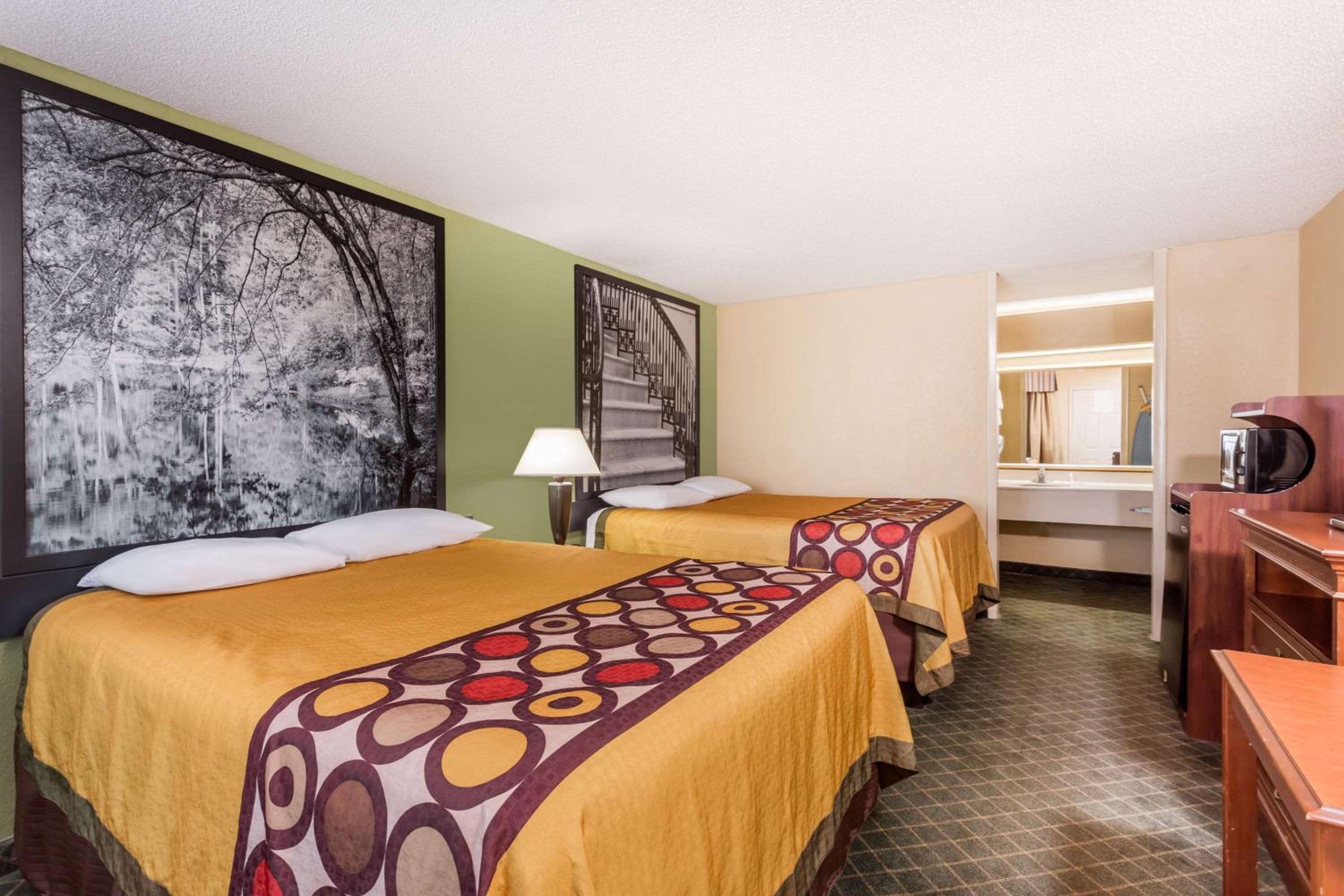 Queen Room with Two Queen Beds - Non-Smoking - Photo 3