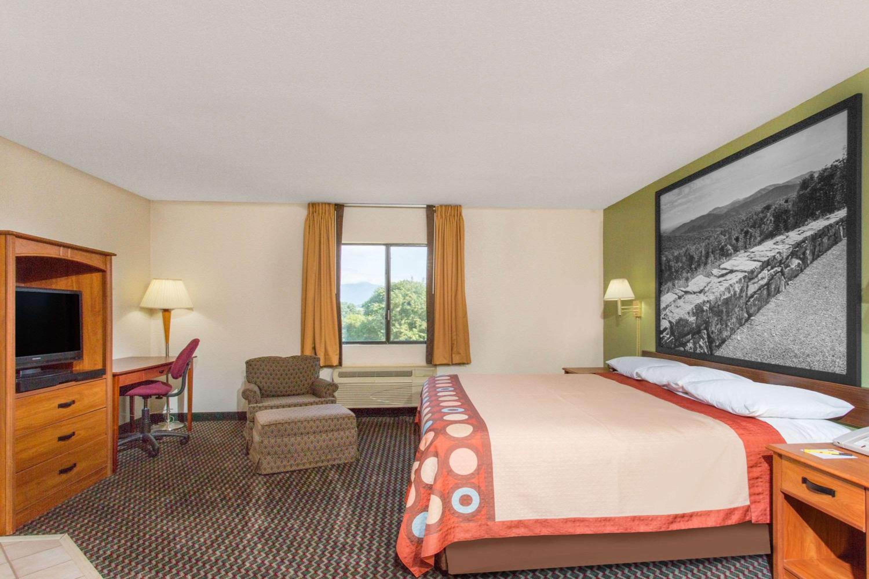 Deluxe King Room - Non-Smoking - Photo 3