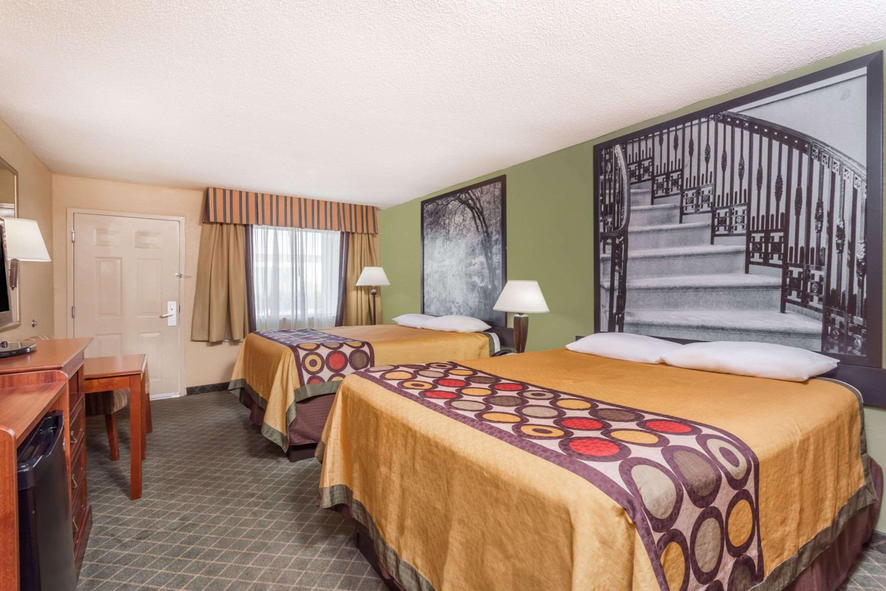 Queen Room with Two Queen Beds - Non-Smoking - Photo 1
