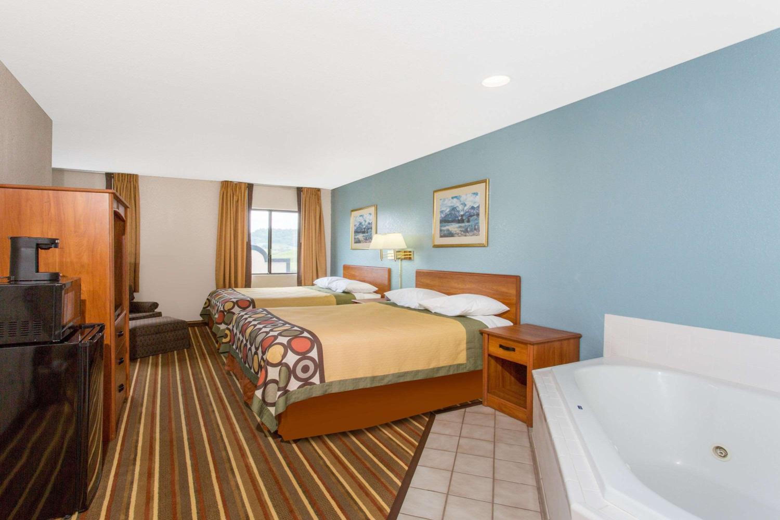Deluxe Queen Room with Two Queen Beds - Non-Smoking - Photo 1