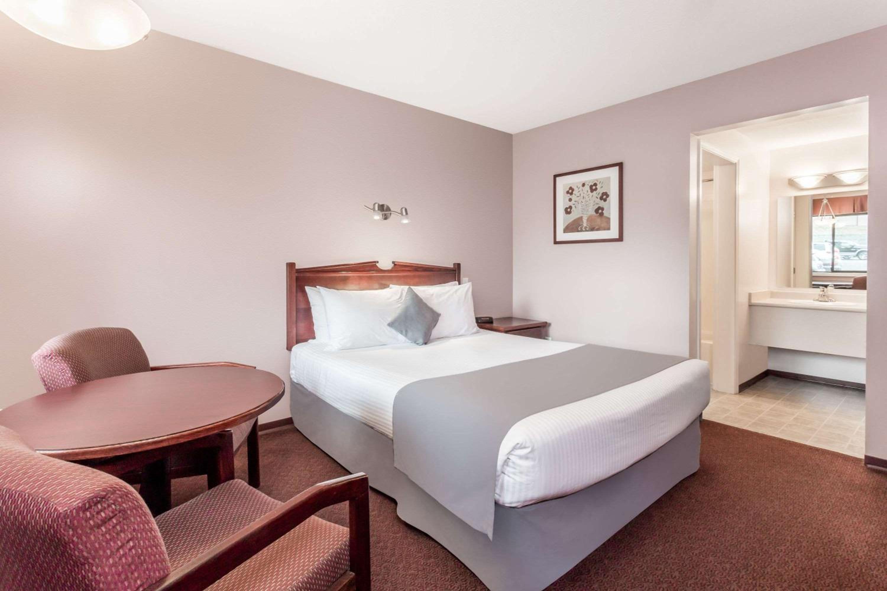 Queen Room with Two Queen Beds - Pet Friendly/Non-Smoking - Photo 2