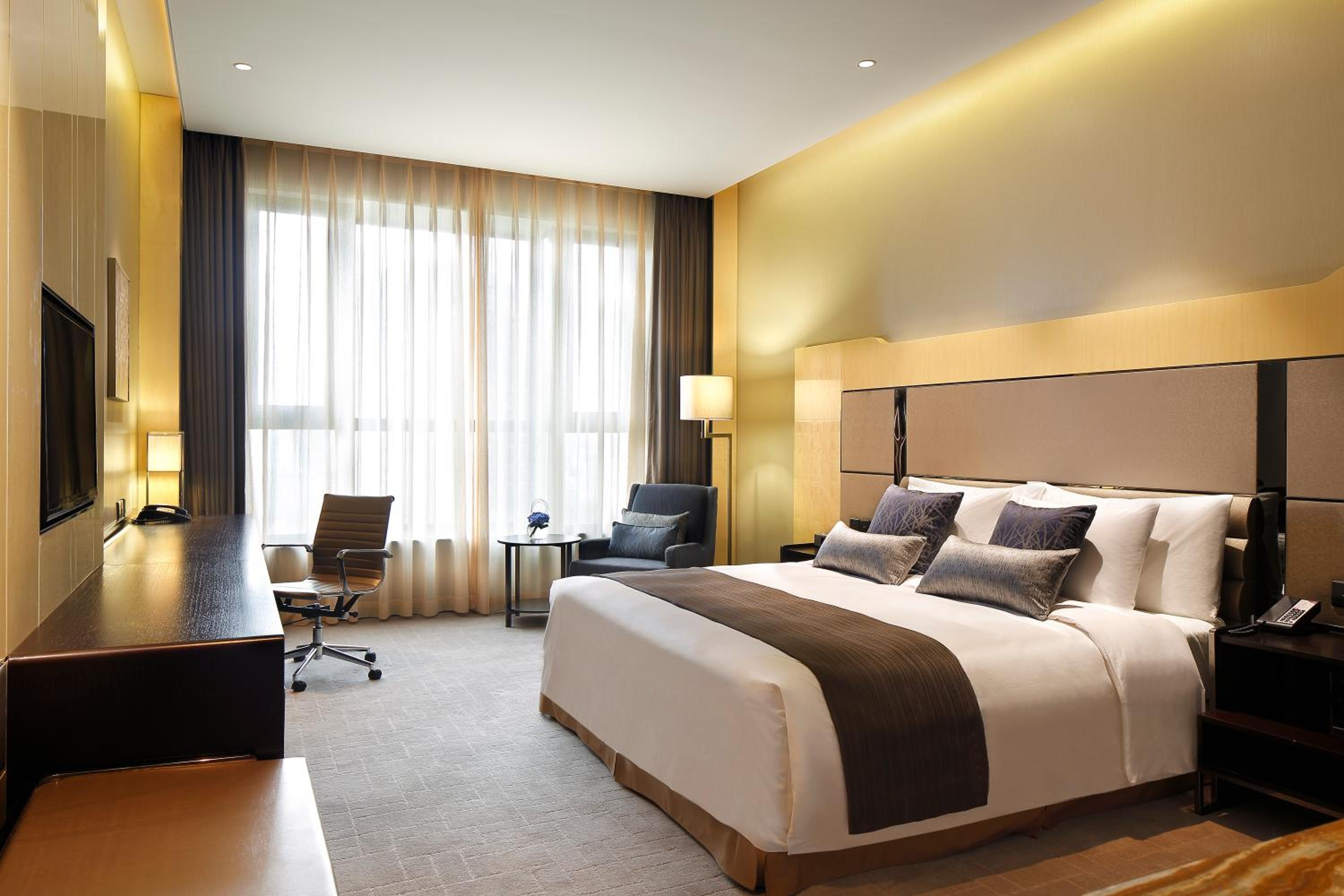 Standard King Room with City View