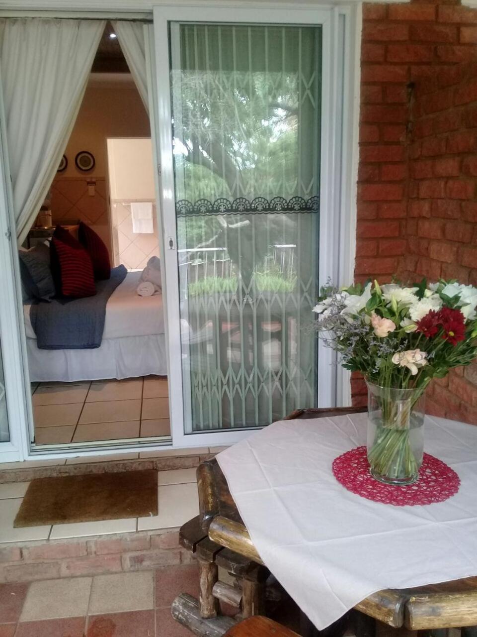 Double Room with Private Bathroom - Photo 4