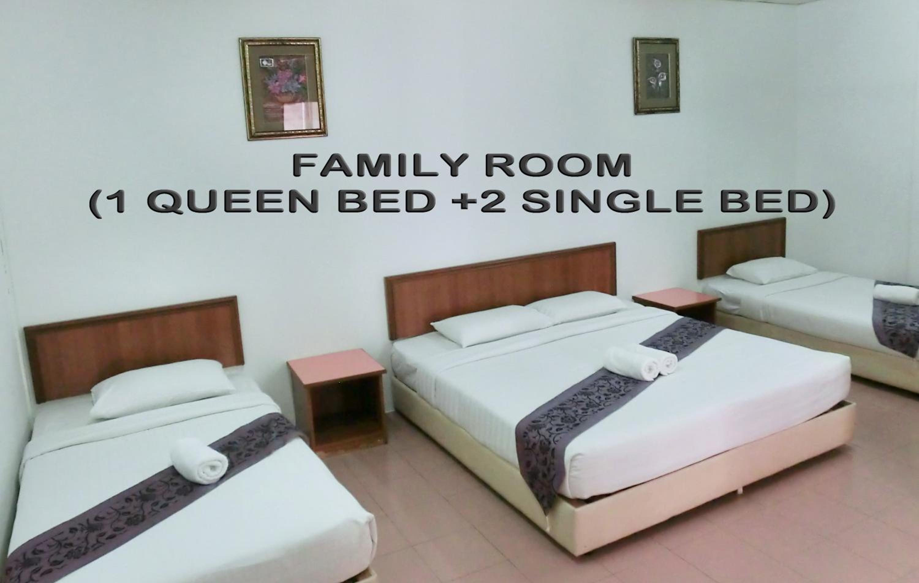 Family Room - 2 Single Beds + 1 Queen Bed 