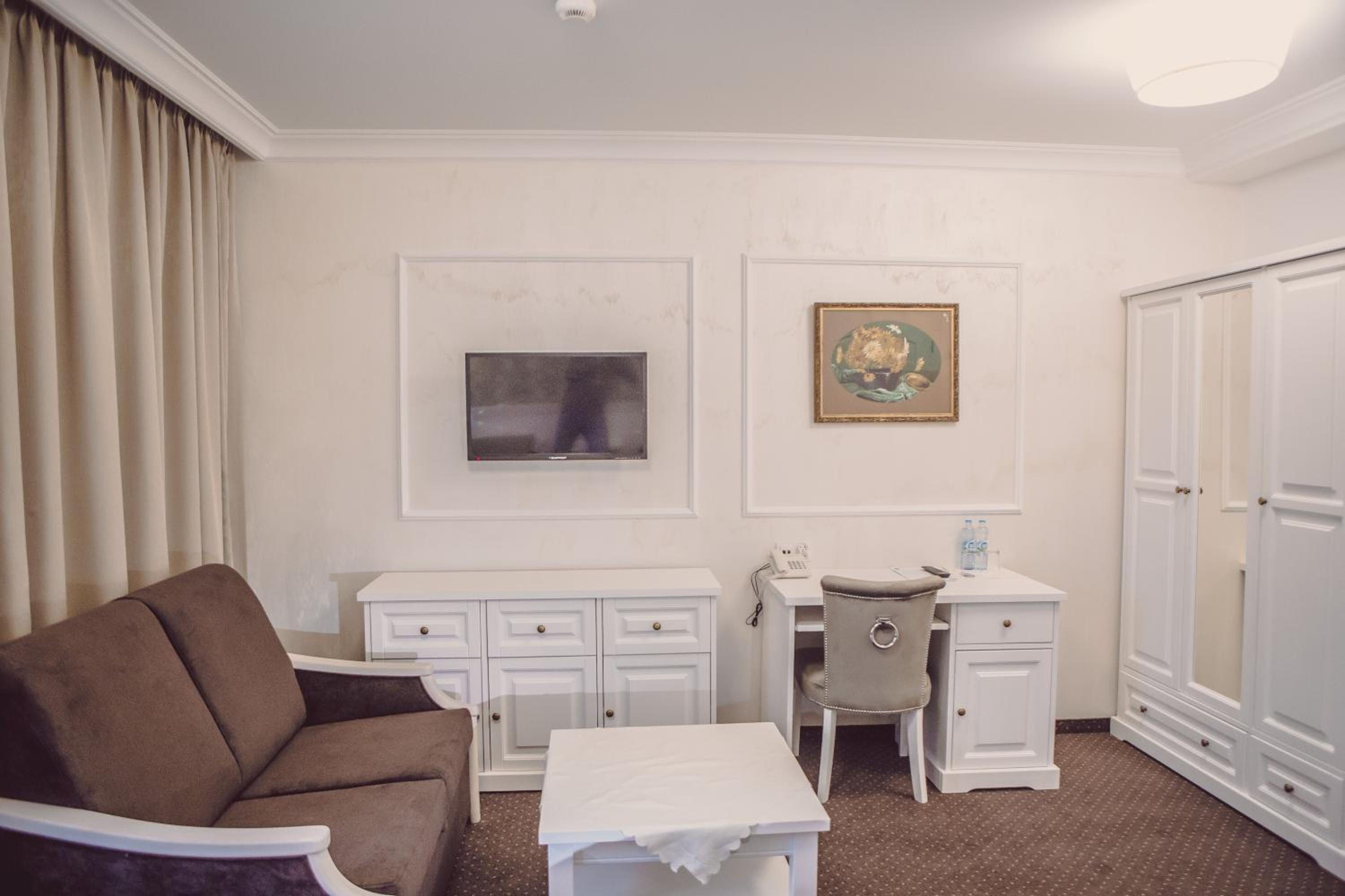 Large Double Room - Photo 3