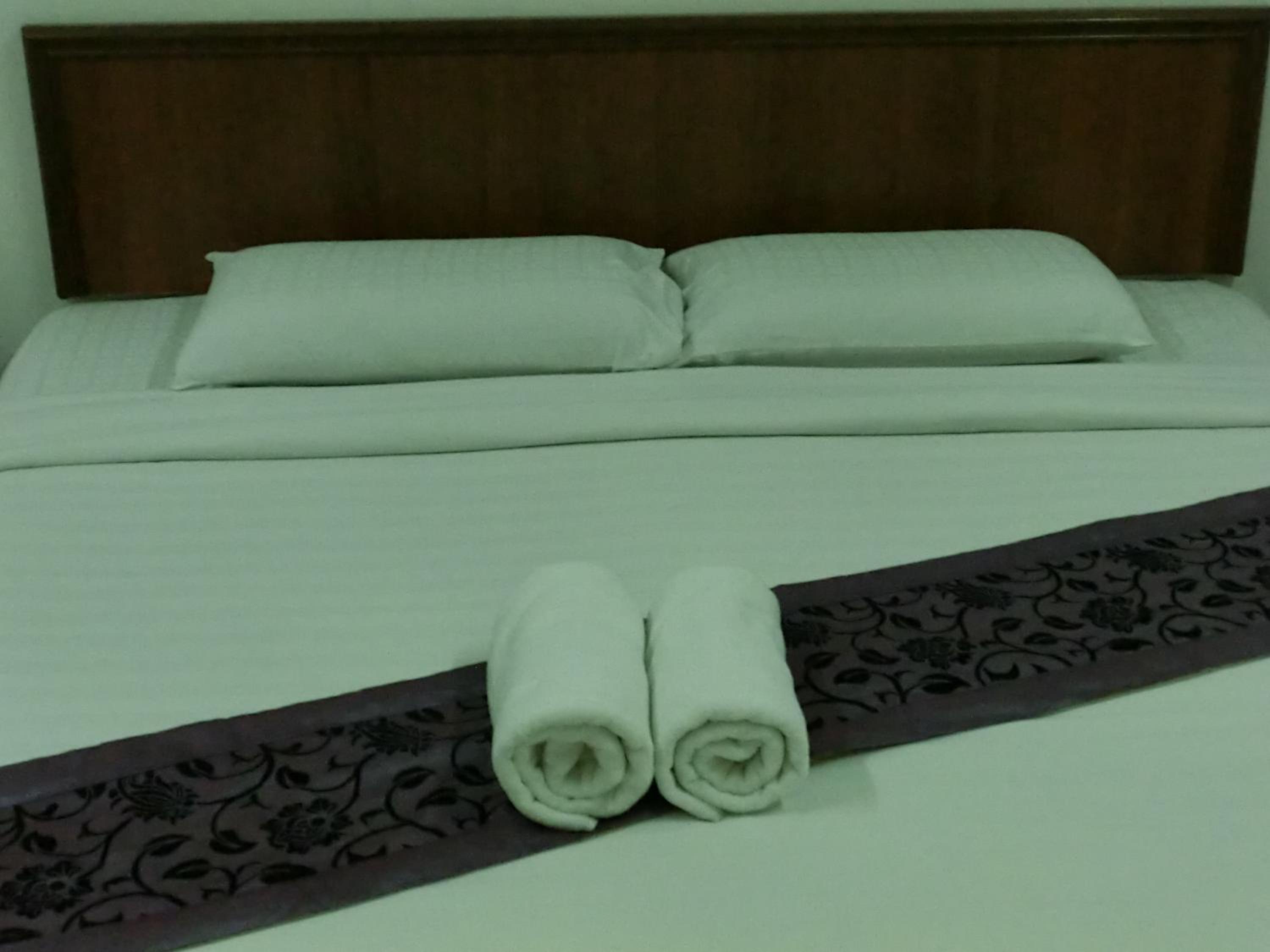 Family Room - 2 Single Beds + 1 Queen Bed