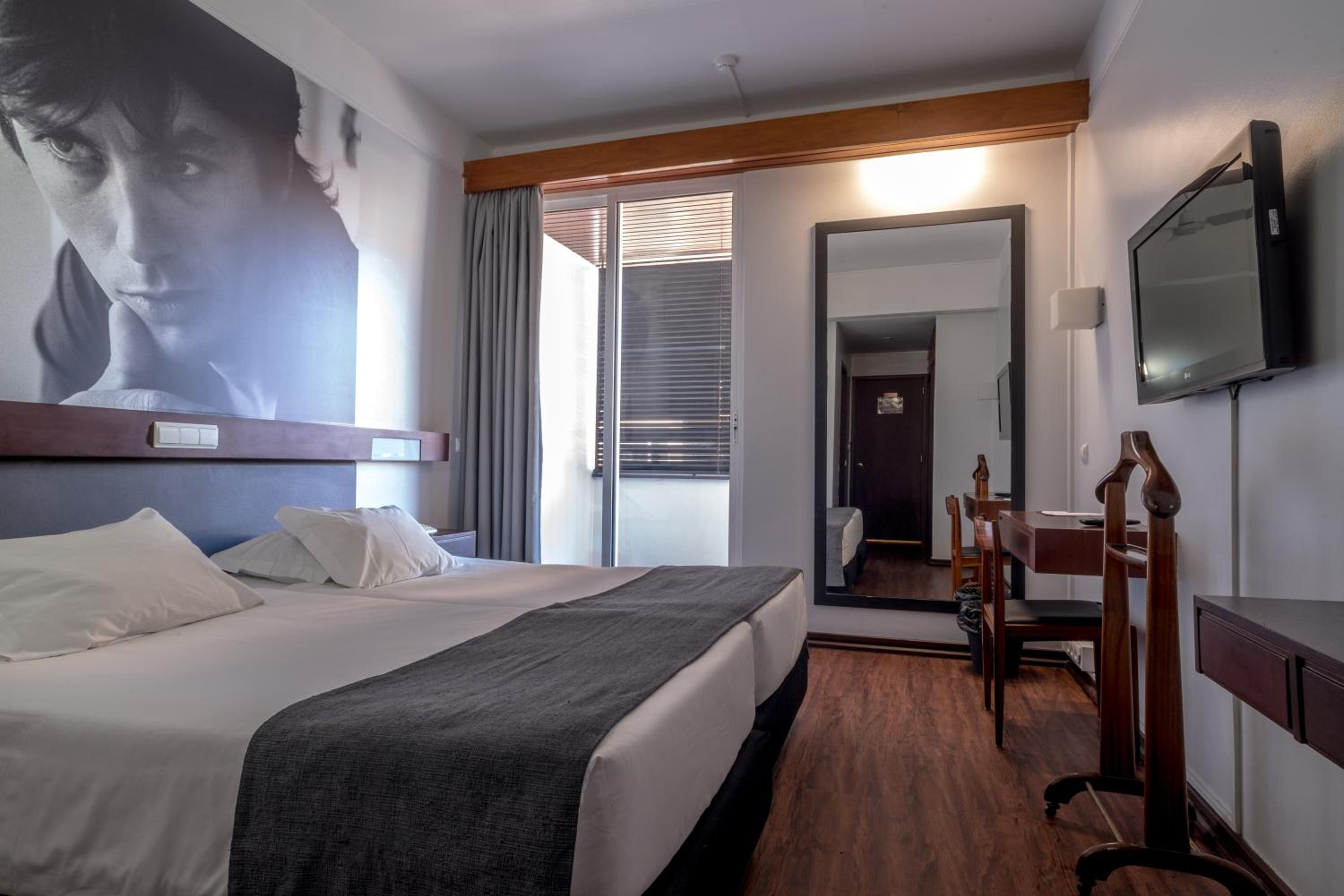 Double Room with Balcony - Photo 6