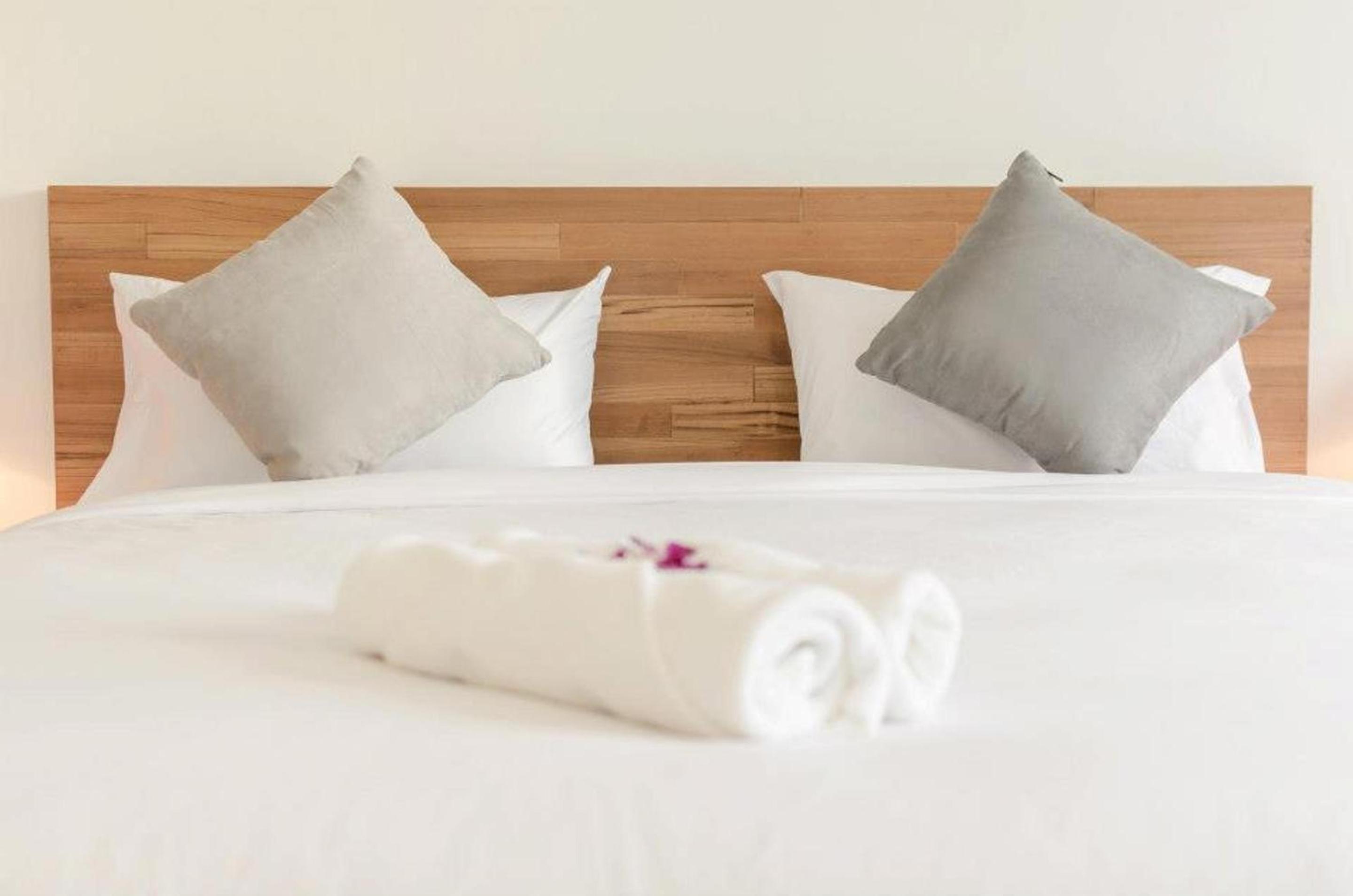Standard Double Room with Pool View - Photo 11