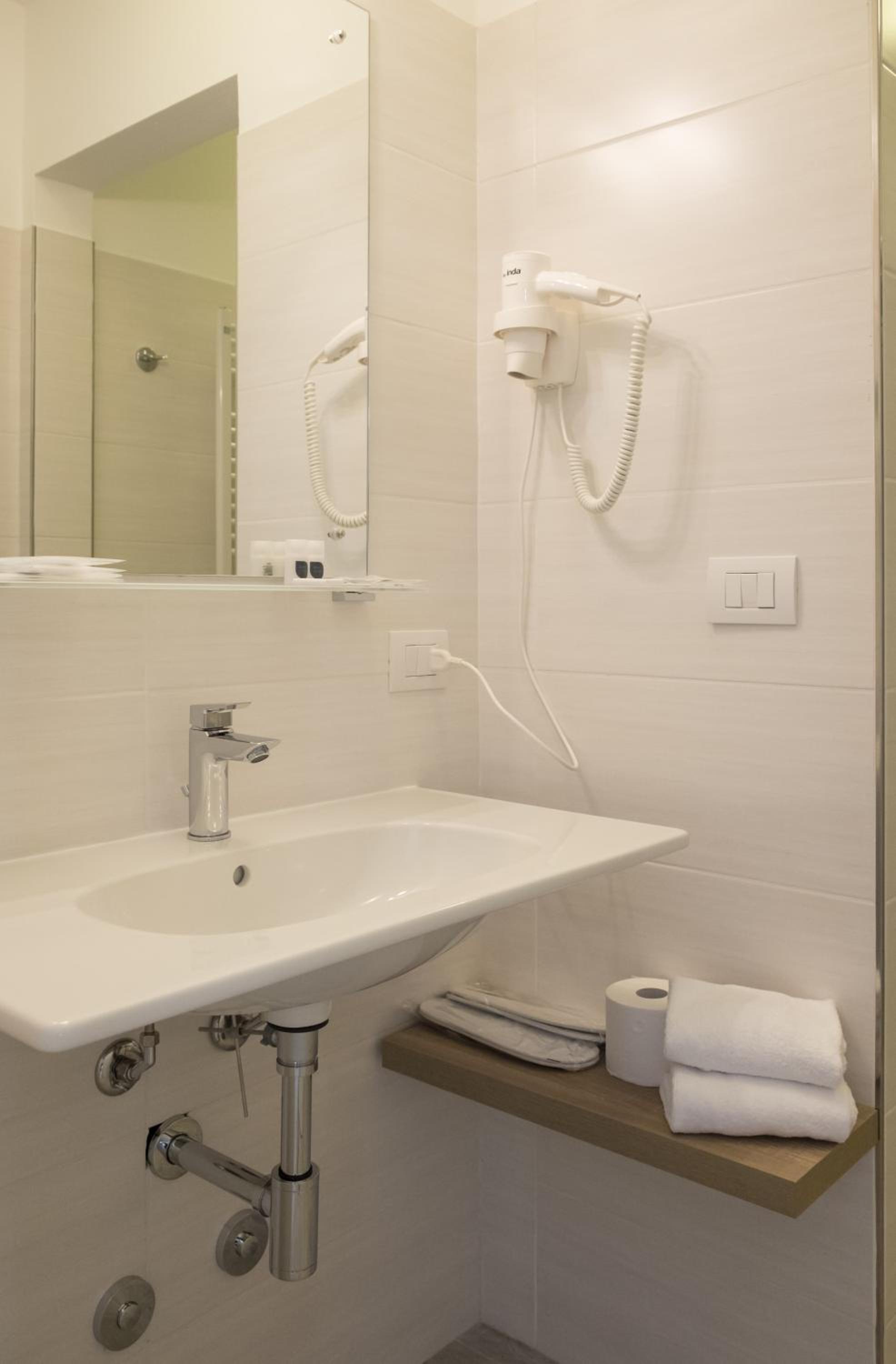 Double or Twin Room - Photo 17