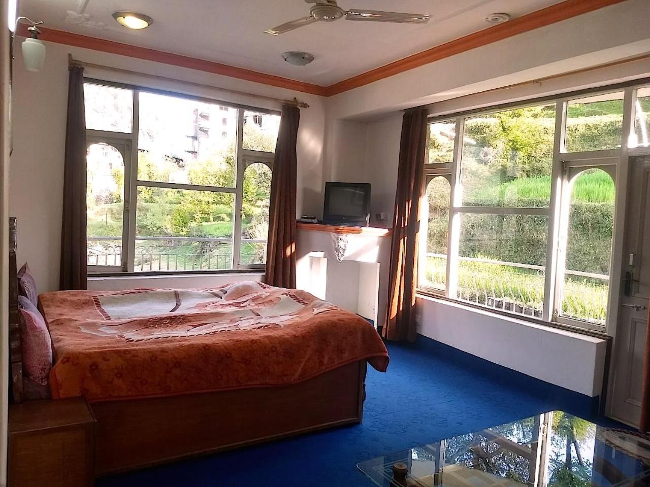 Deluxe Double Room (2 Adults + 1 Child) - Photo 10