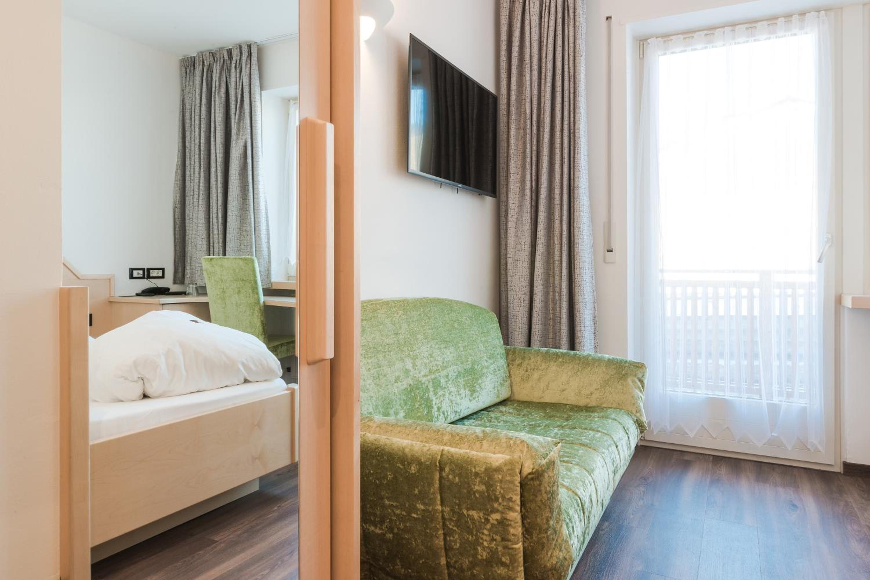 Single Room with Balcony photo 2