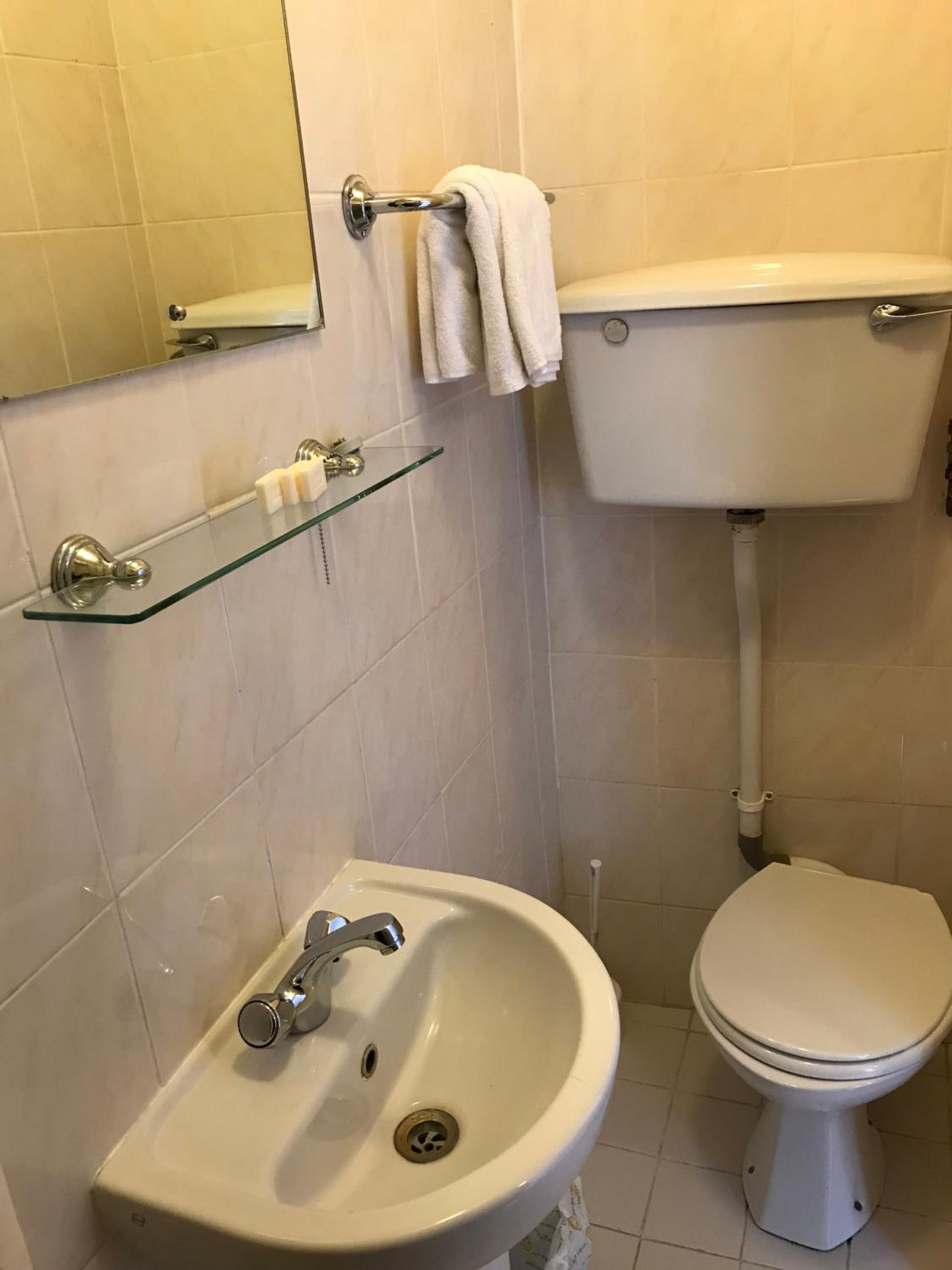 Twin Room with Private Bathroom photo 2