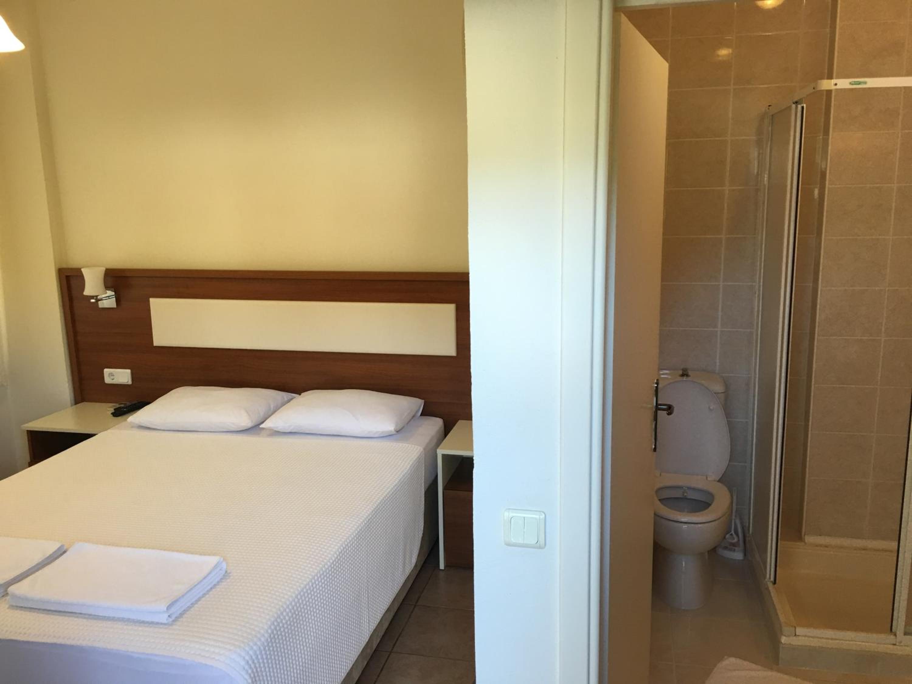 Double Room with Pool View - Photo 5