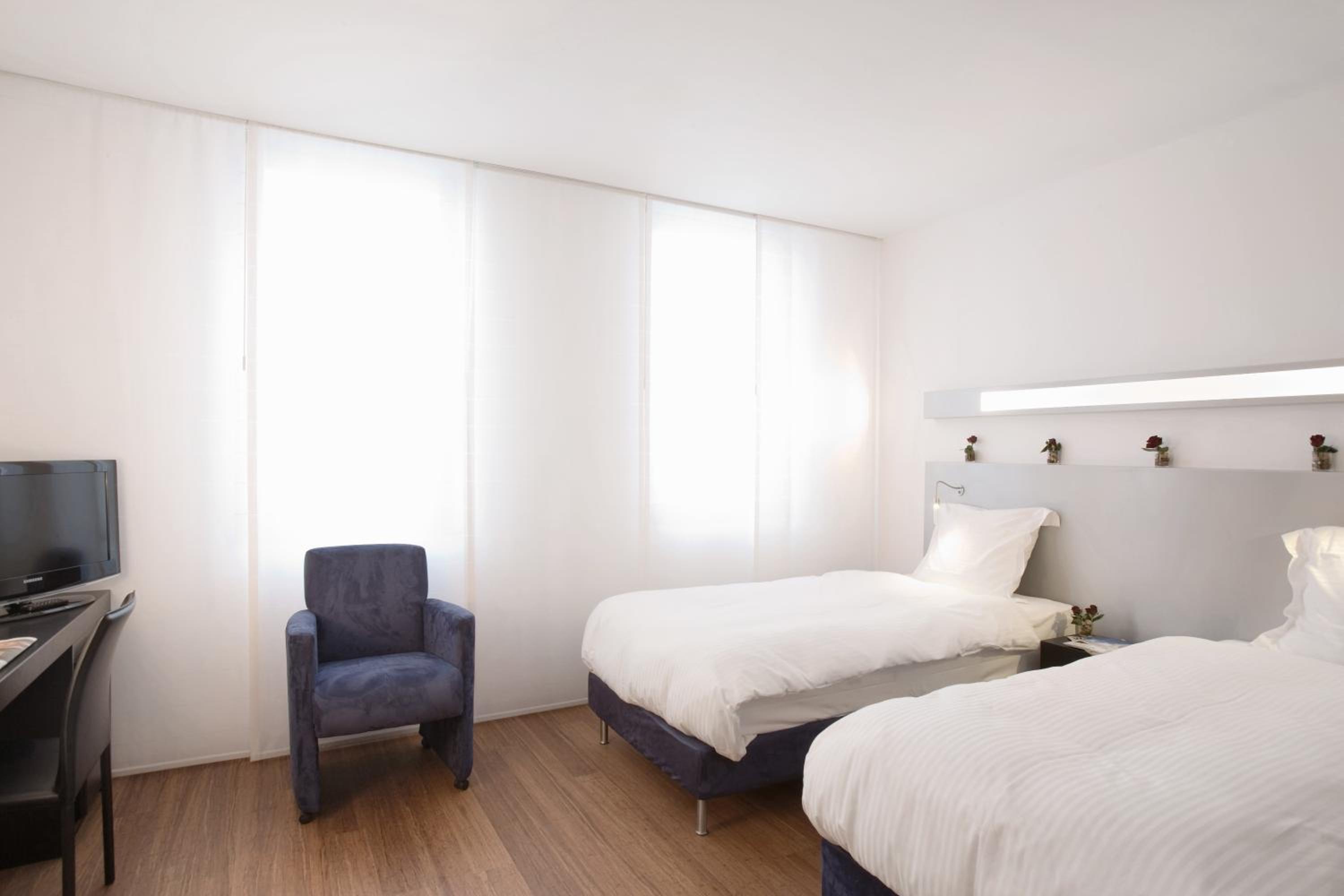 Twin Room - Photo 3