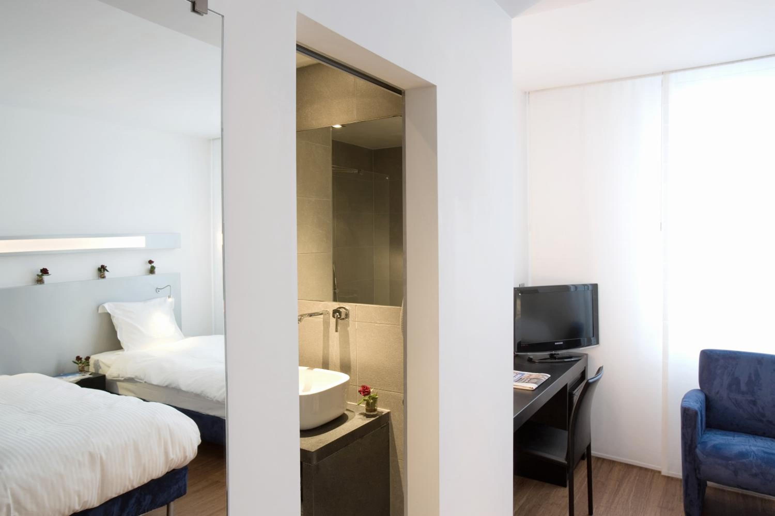 Twin Room - Photo 4
