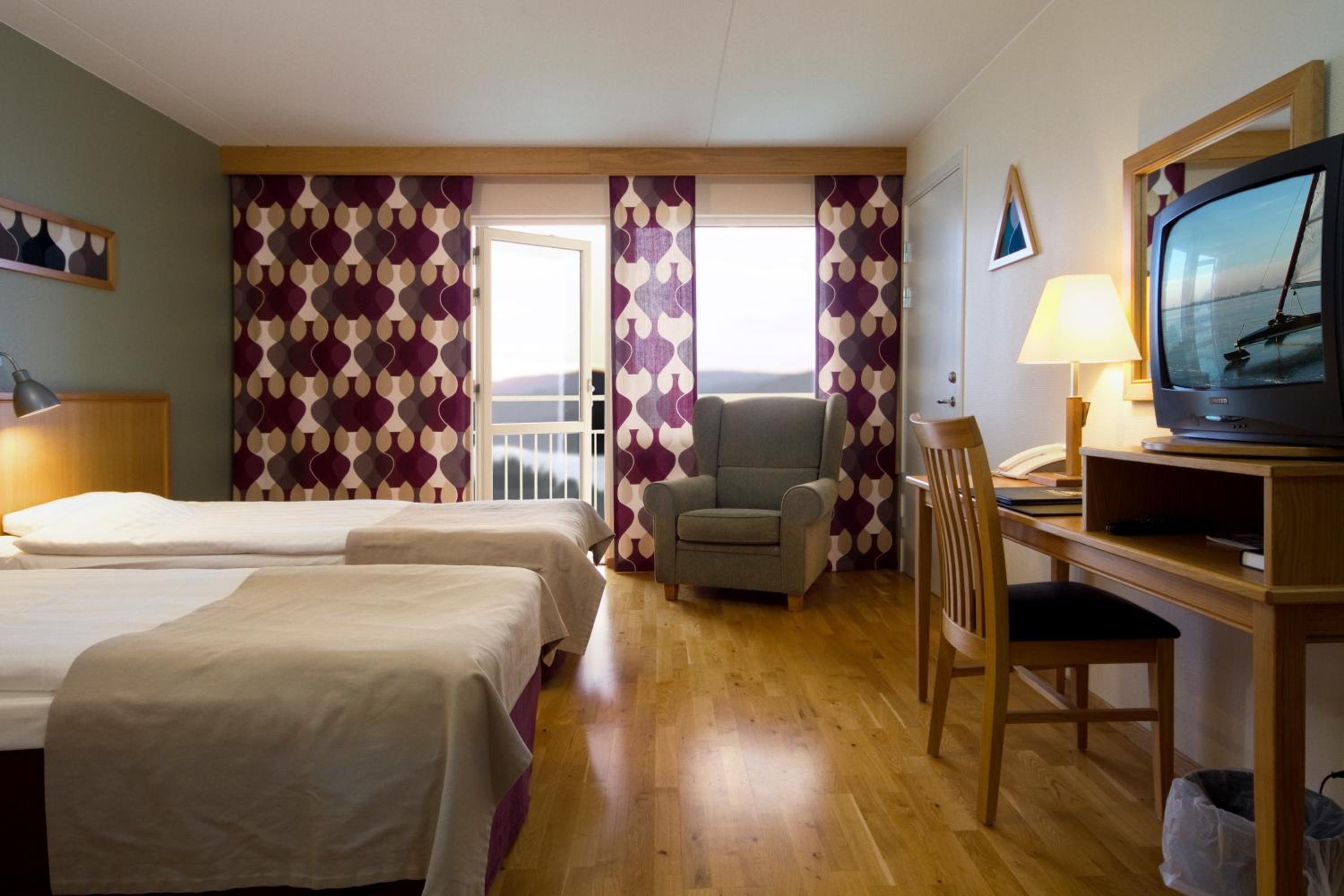 Quadruple Room with Balcony - Photo 3