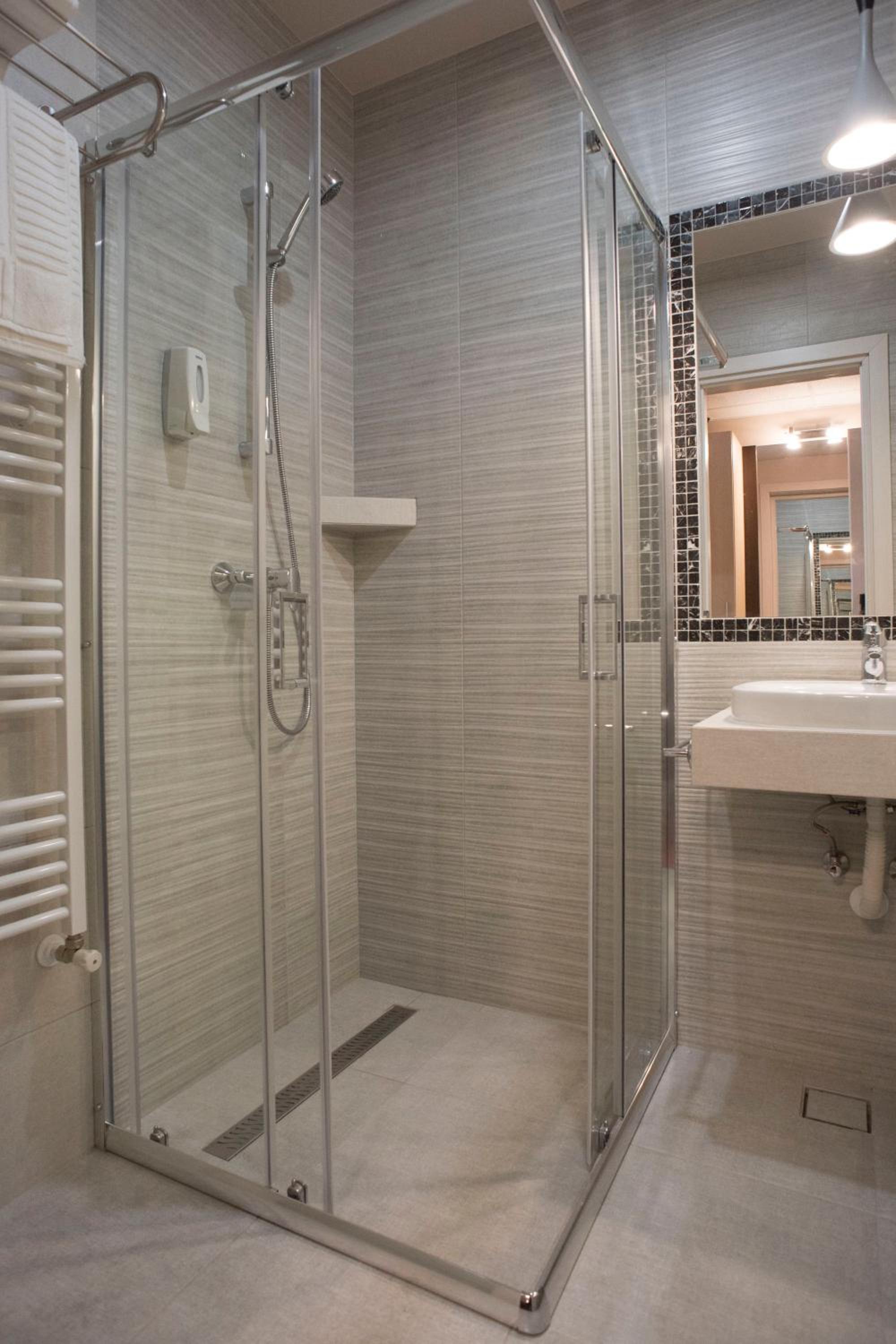 Double Room with Private Bathroom - Photo 8