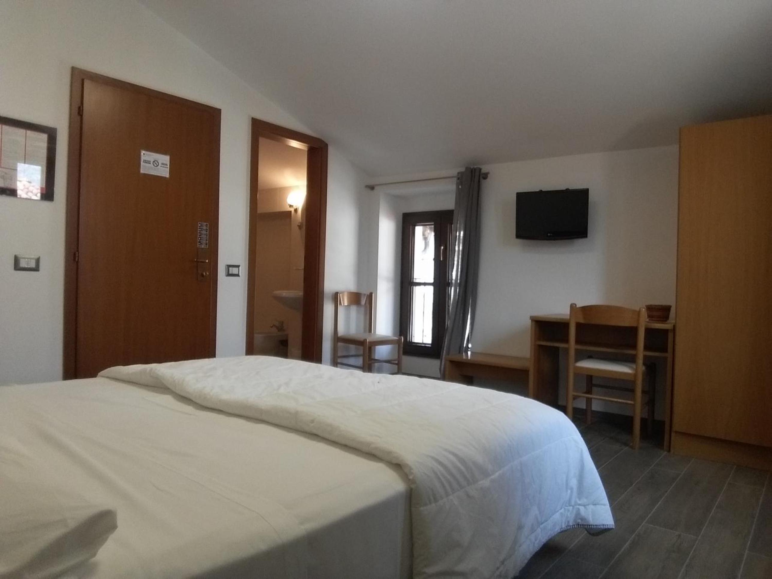Double or Twin Room - Photo 6