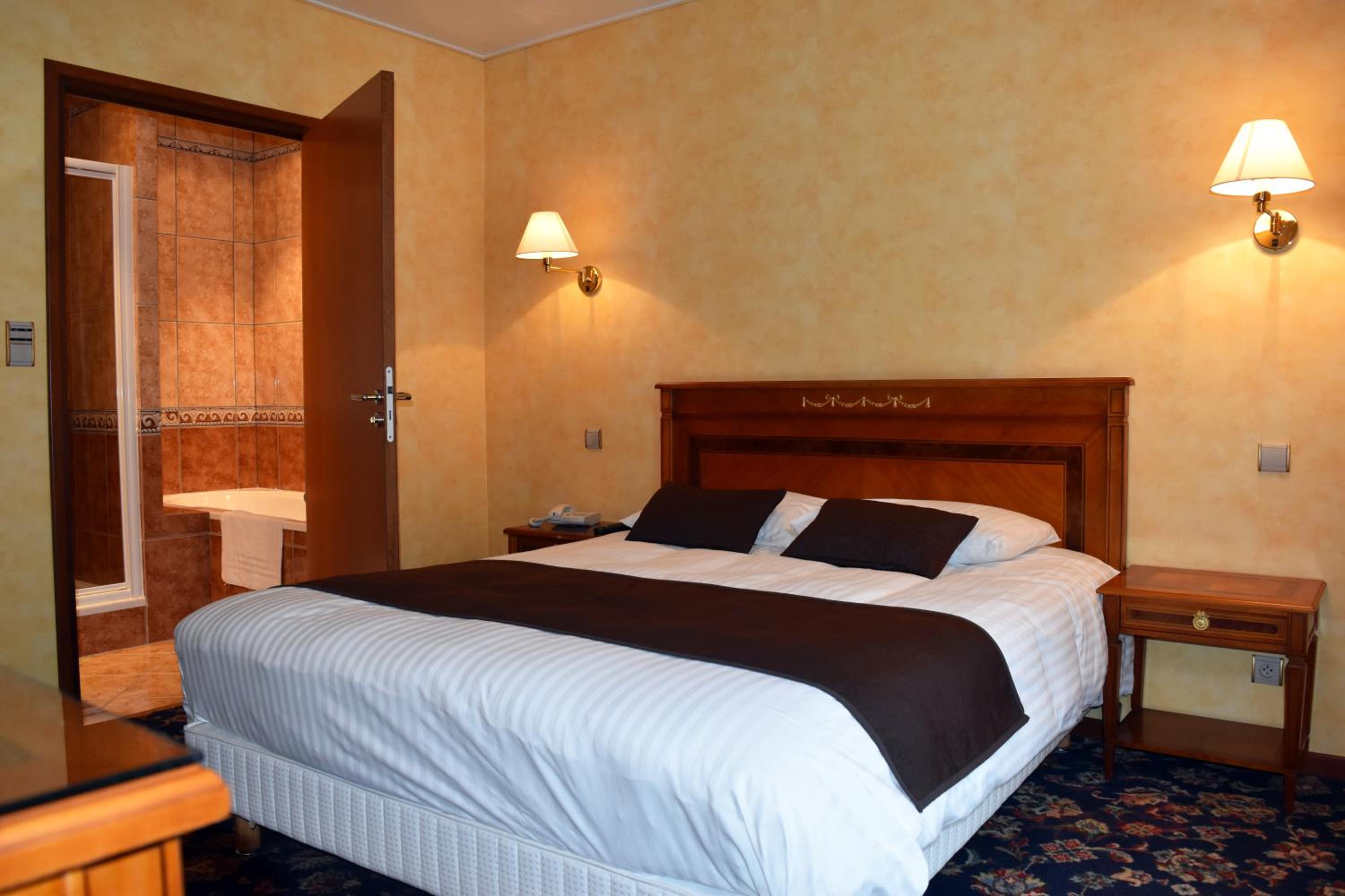 Suite - Photo 1