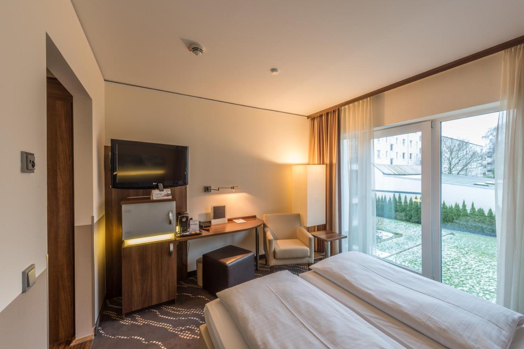 Double Room with Courtyard View - Photo 2