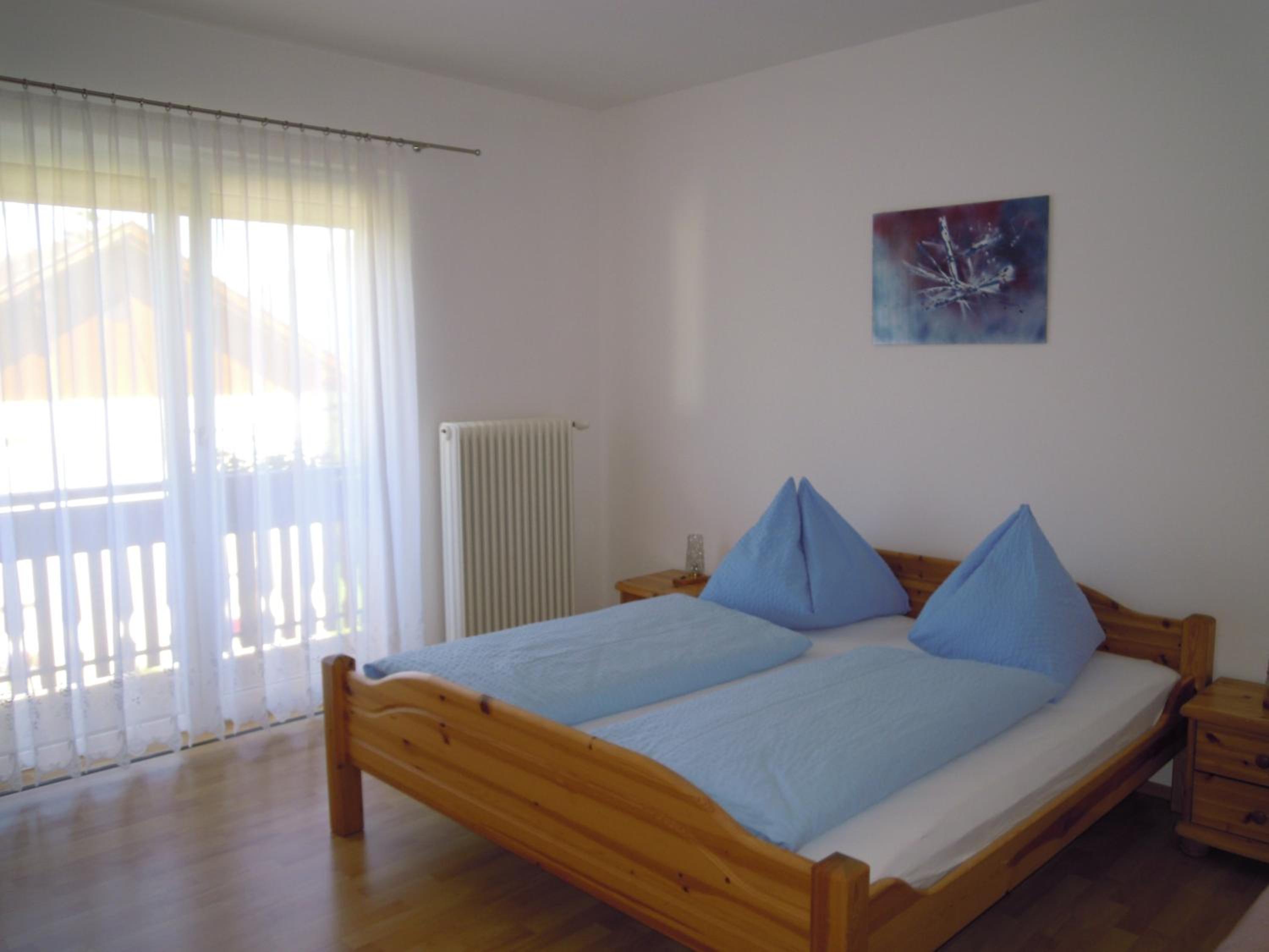 Two-Bedroom Apartment with Bath and Shower photo 2