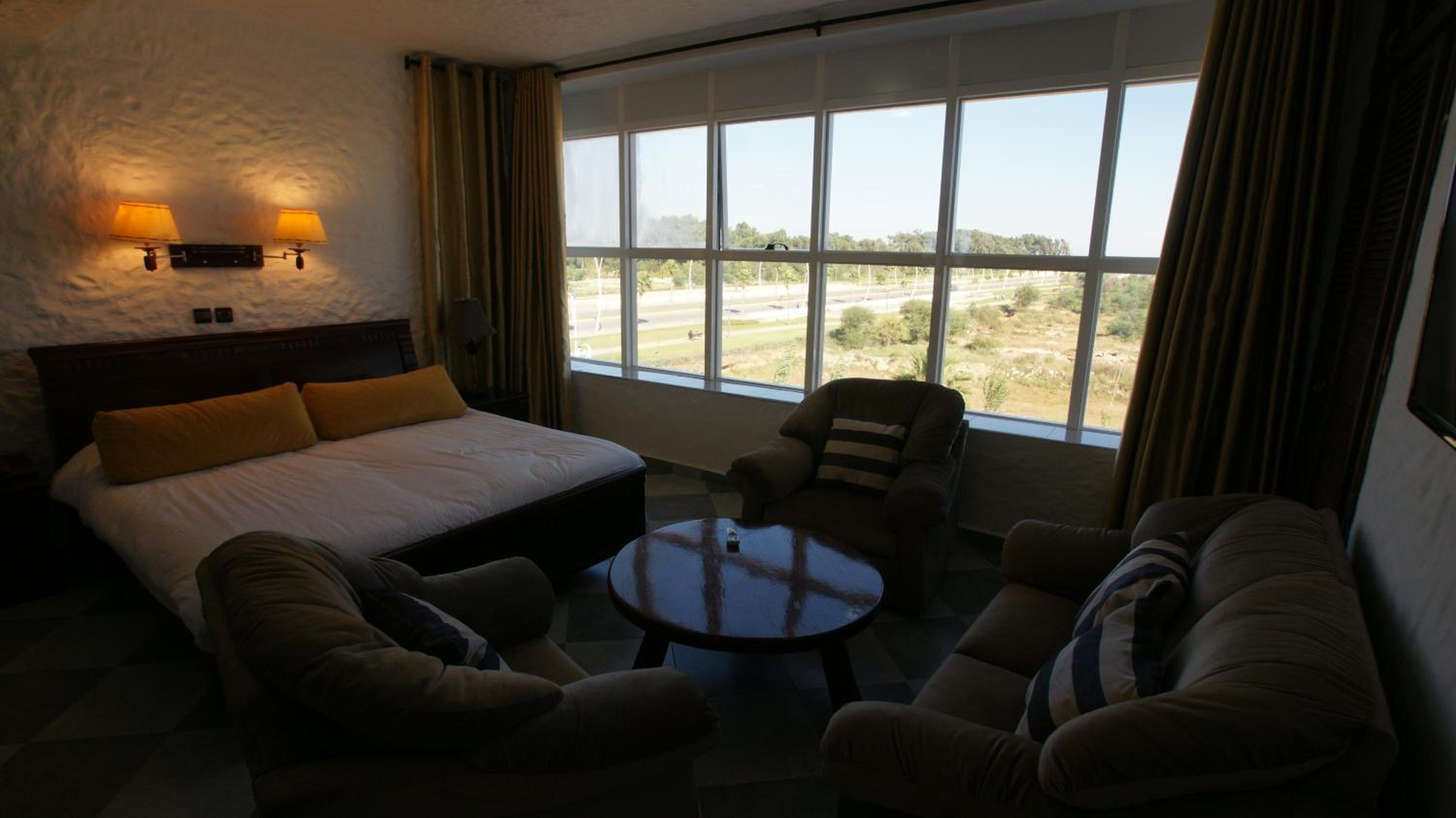 Large Suite photo 3