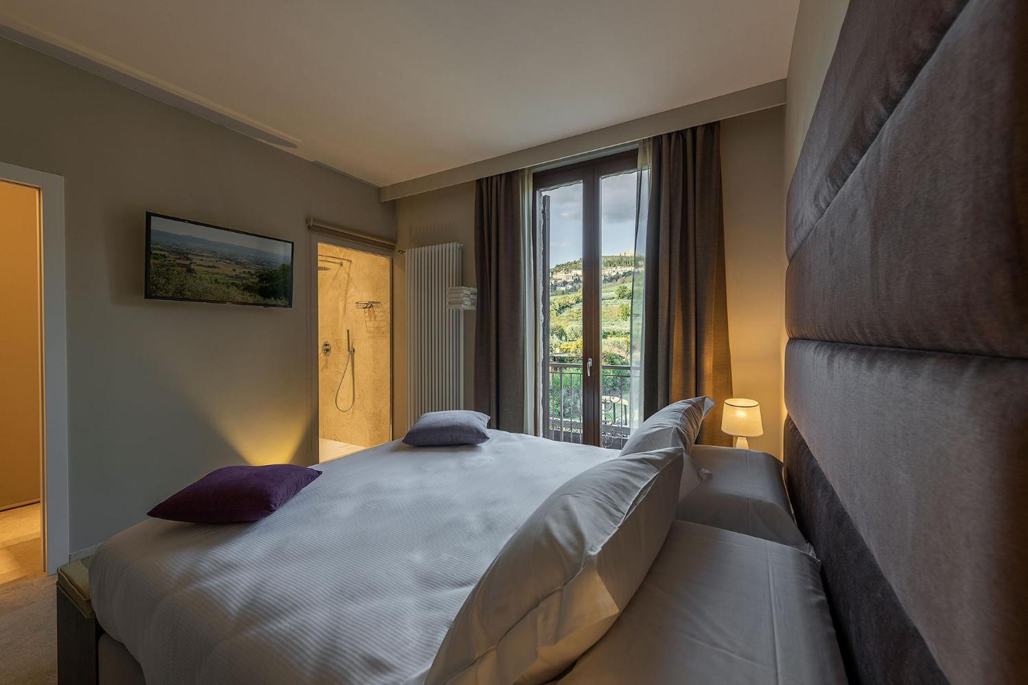 Deluxe Double or Twin Room with City View photo 3
