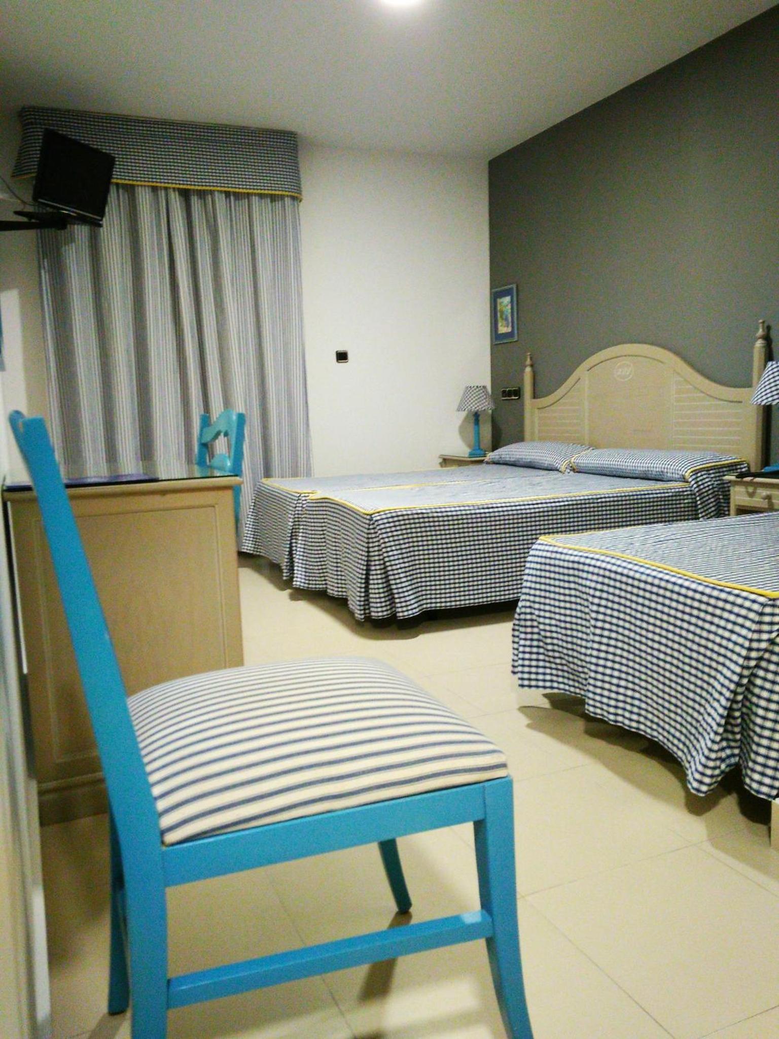 Habitación triple con vista al mar.