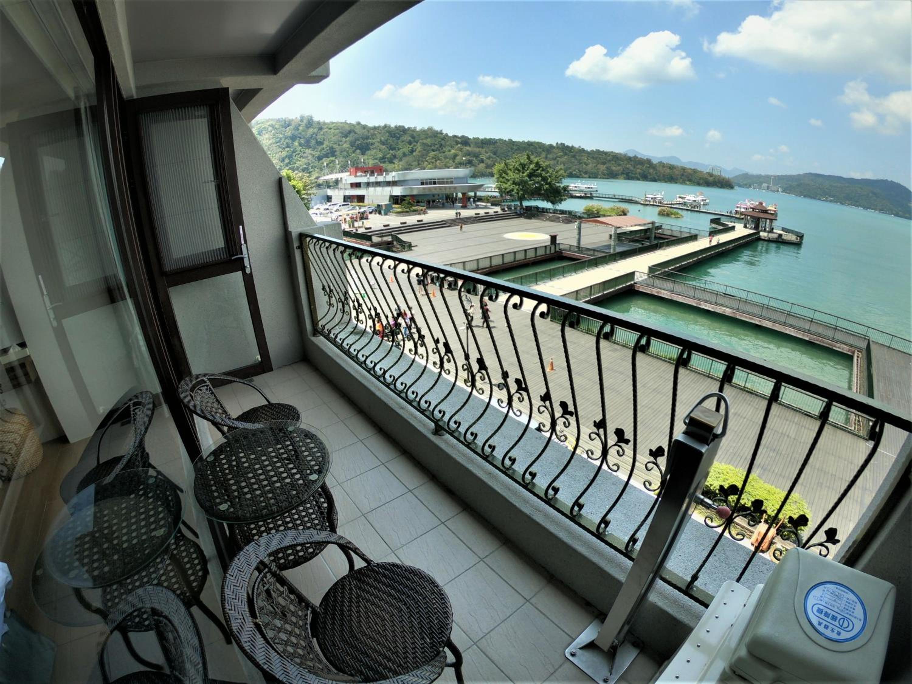 Quadruple Room with Lake View - Lower Floor photo 2