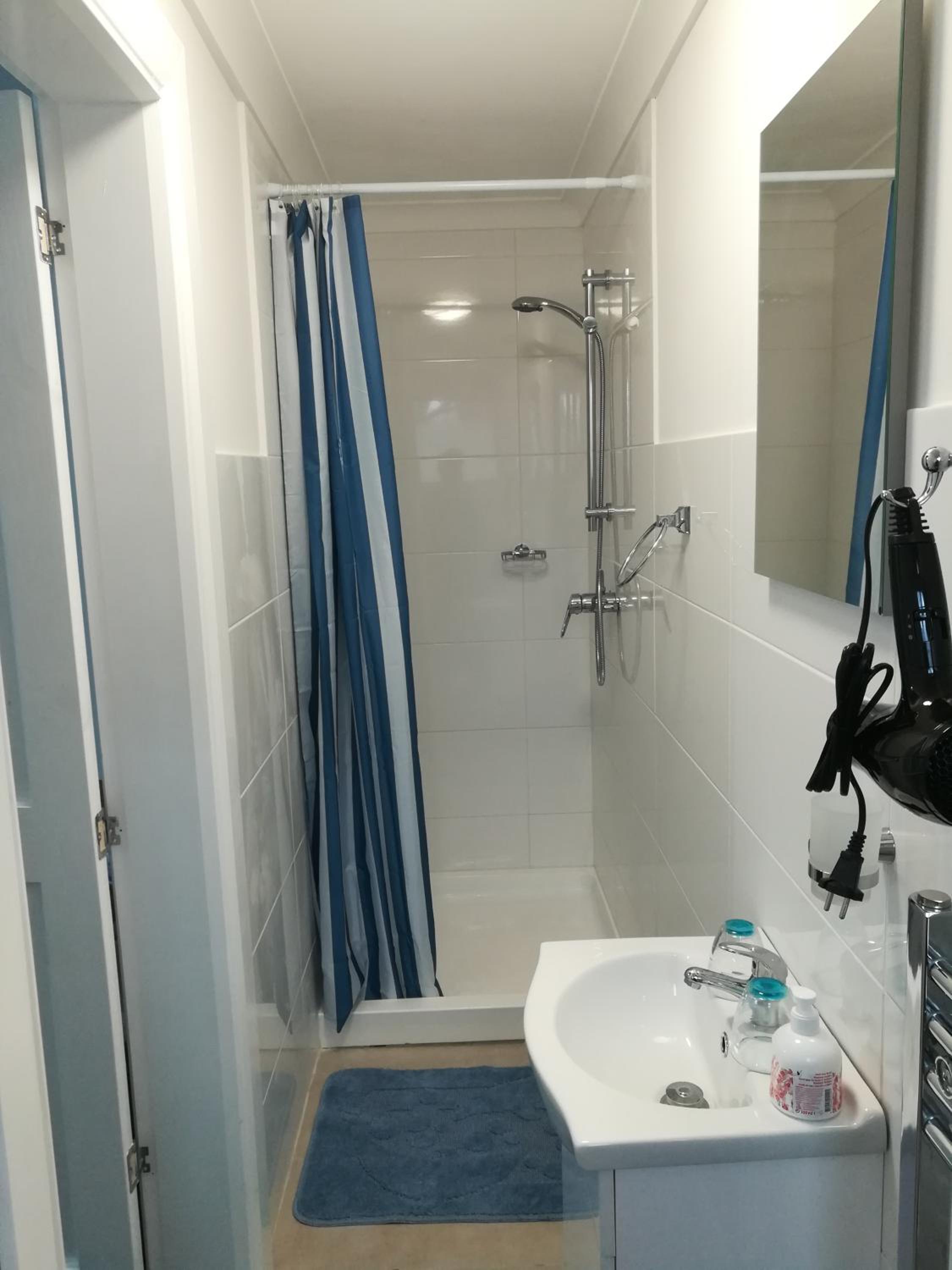 Double Room with Private Bathroom - Photo 9
