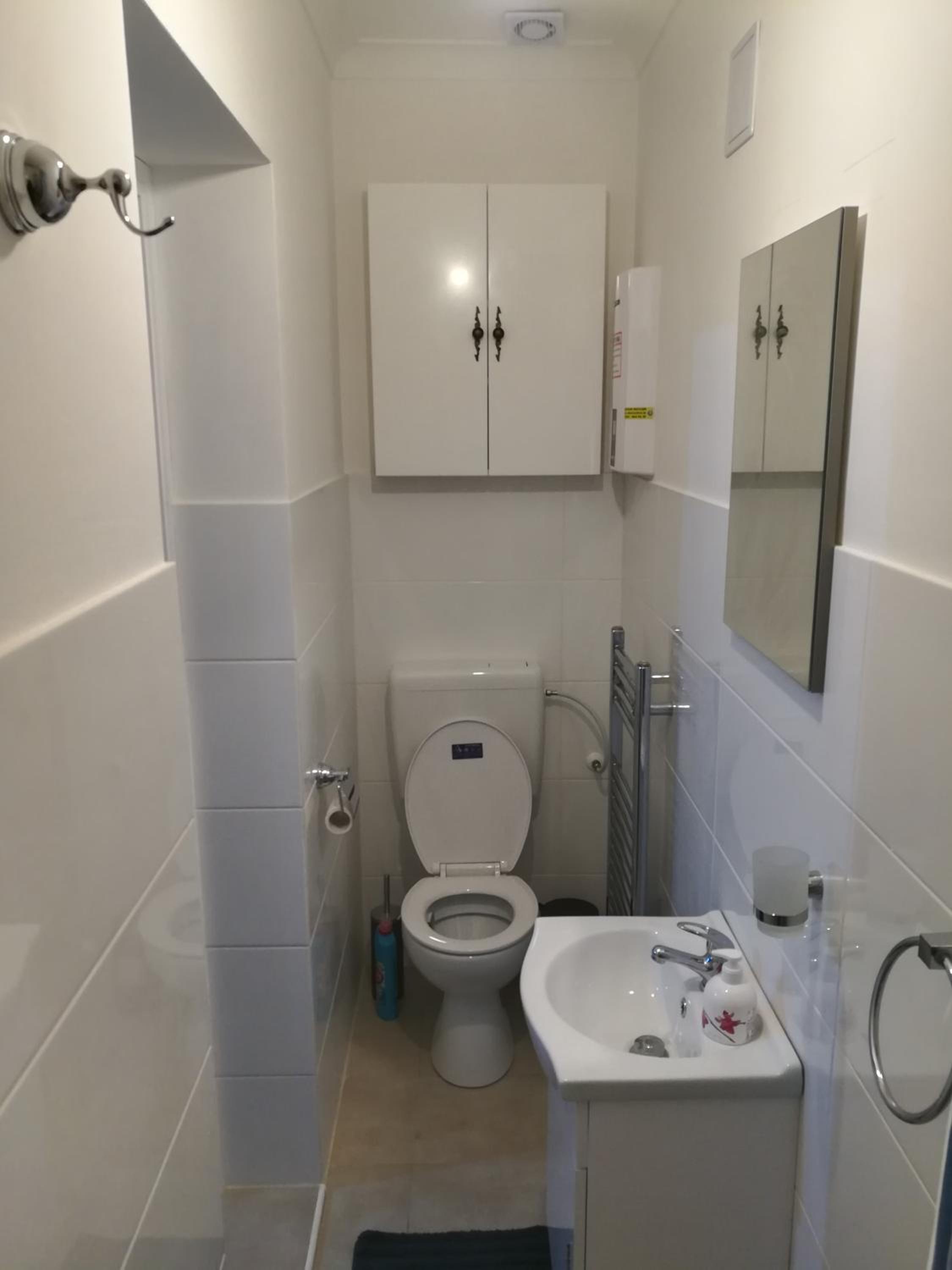 Double Room with Private Bathroom - Photo 10