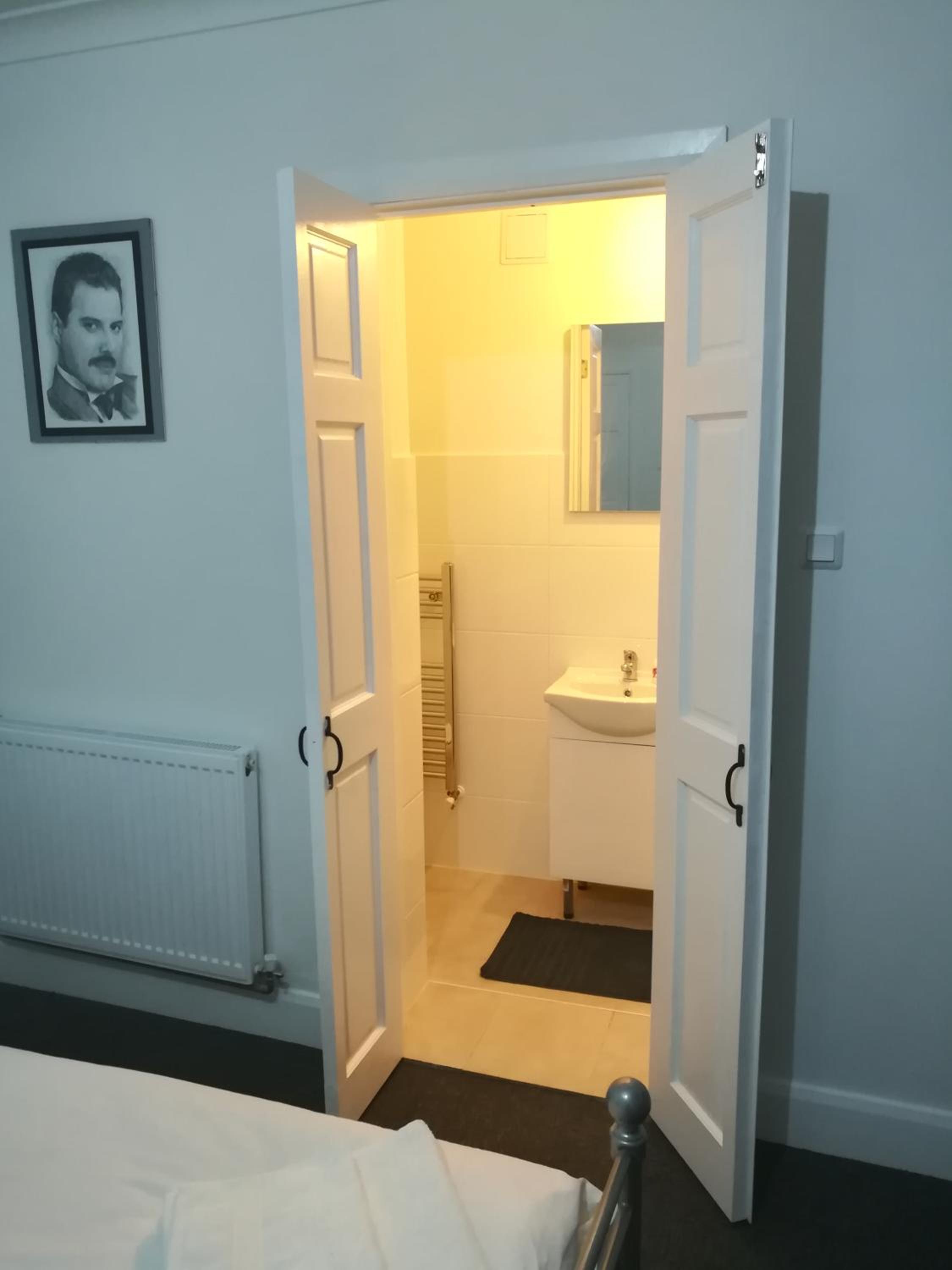 Double Room with Private Bathroom - Photo 4
