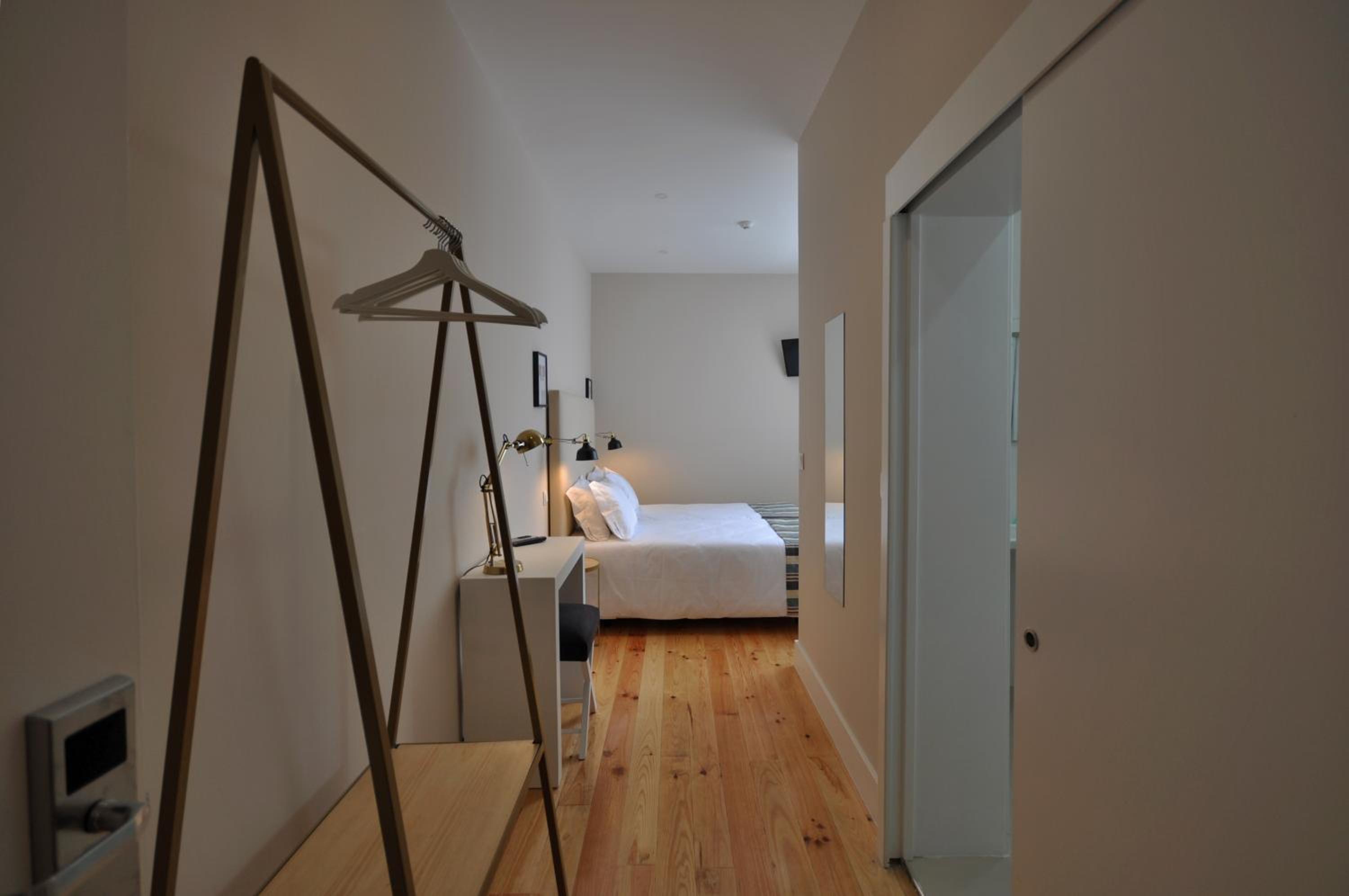 Twin Room thumbnail 6